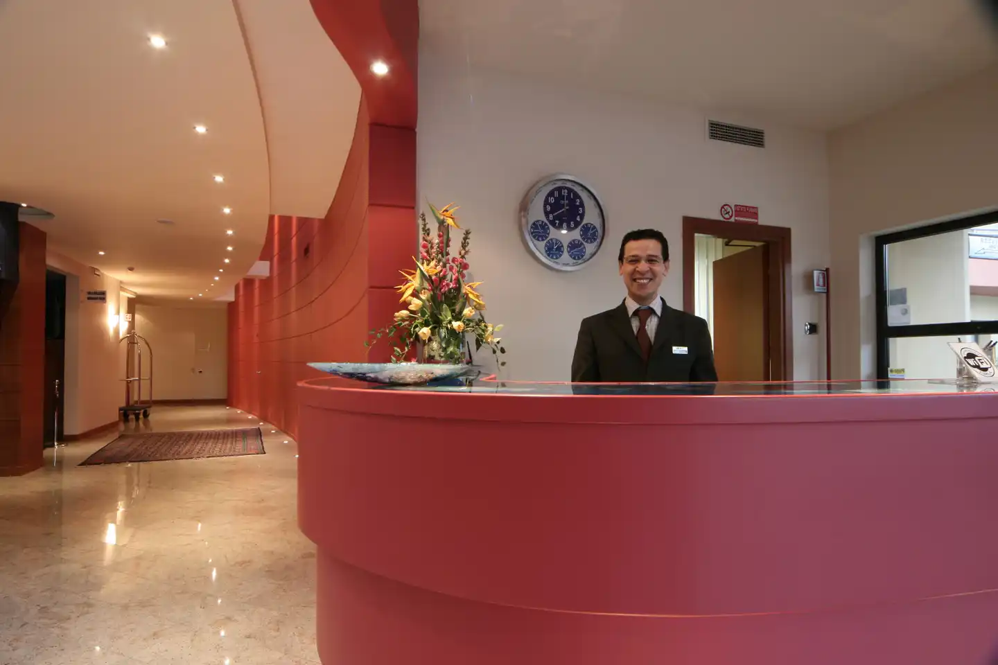 Luna Hotel Motel Airport Lobby