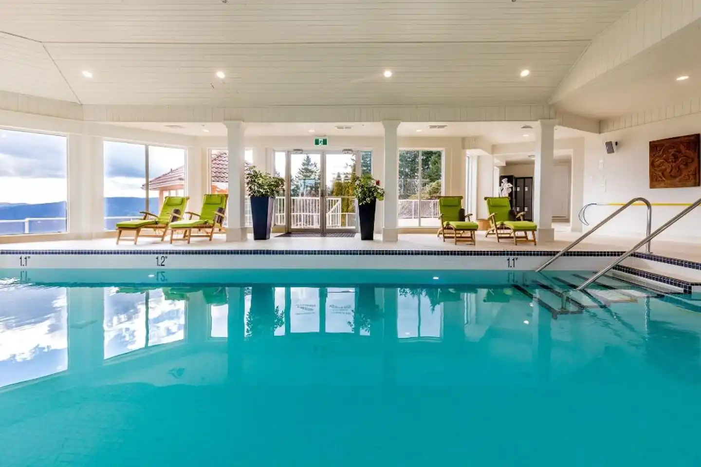 Villa Eyrie Resort Hallenbad