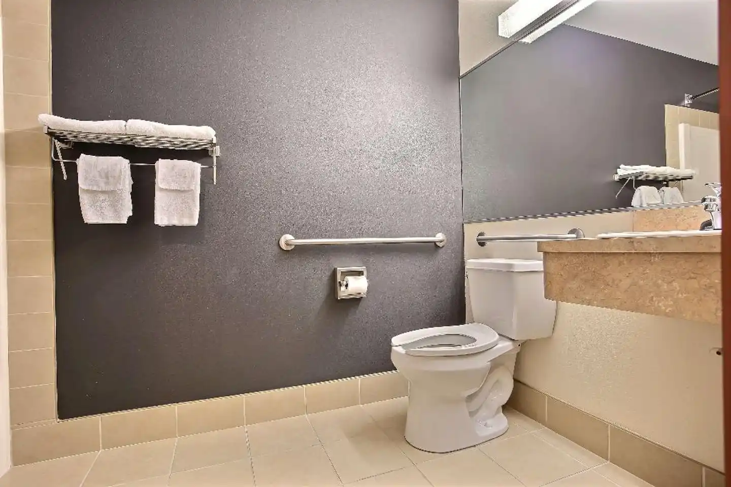 Super 8 by Wyndham Trois-Rivieres Badezimmer