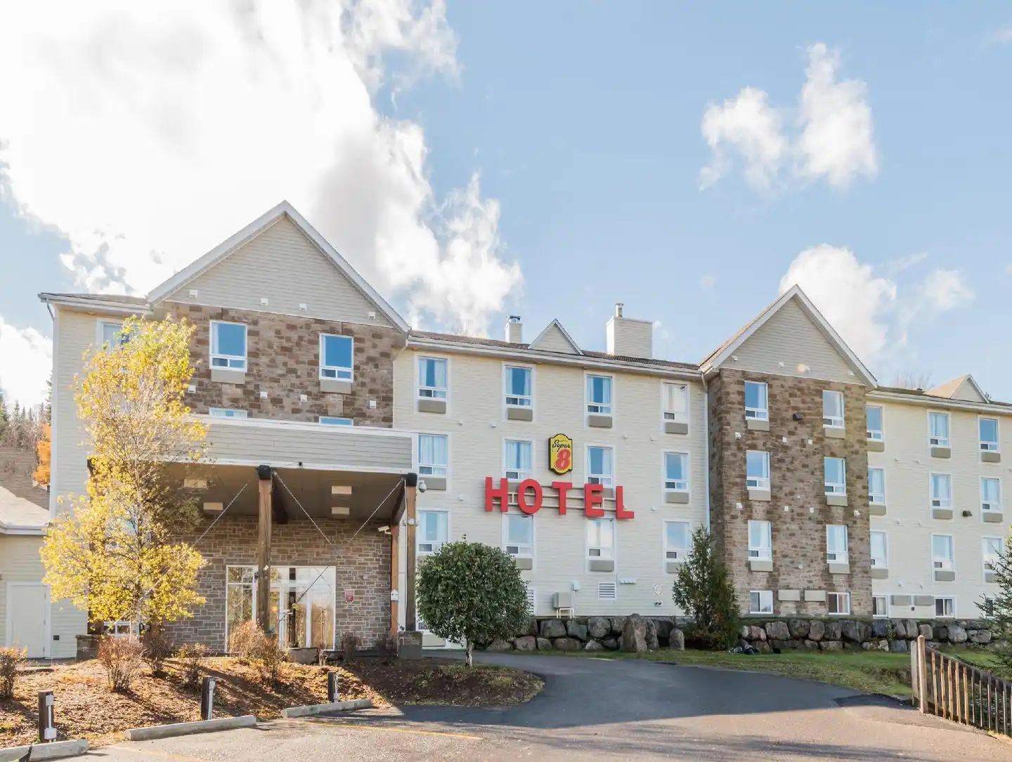 Super 8 by Wyndham Sainte Agathe Des Monts Aussenansicht