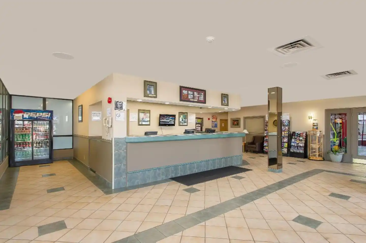 Ramada by Wyndham, Niagara Falls Near Fallsview District Lobby