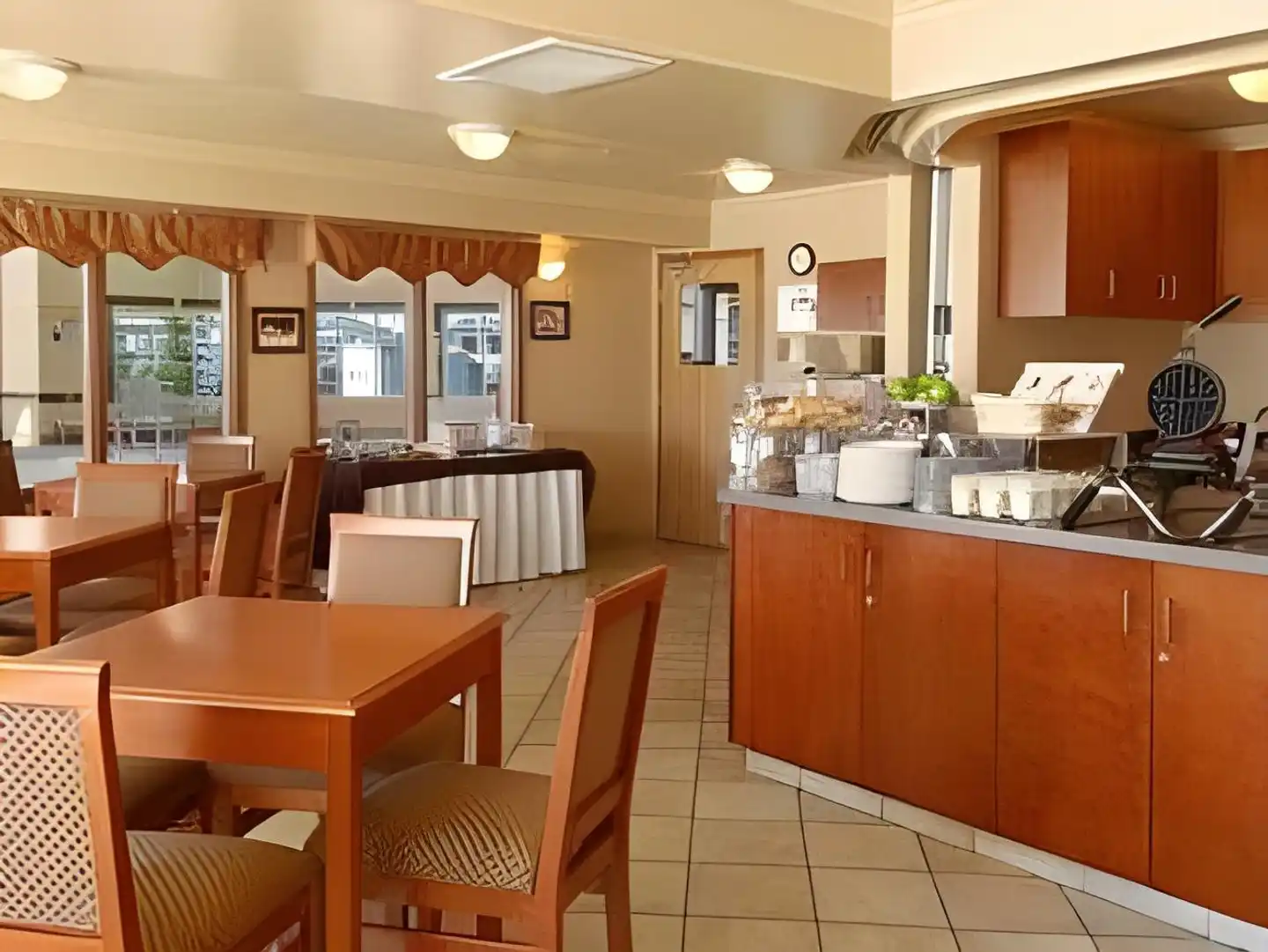Super 8 by Wyndham Fort St. John BC Bar