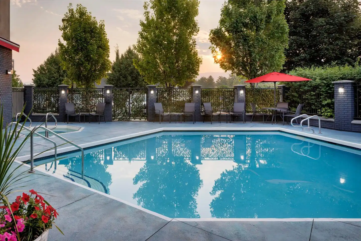 Fairfield Inn & Suites by Marriott Kelowna Pool