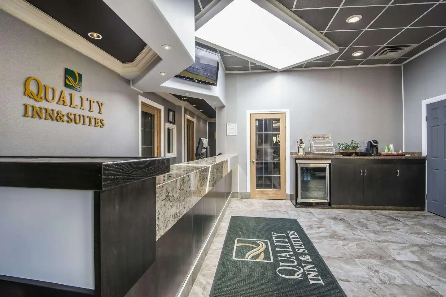 Quality Inn & Suites High Level Lobby