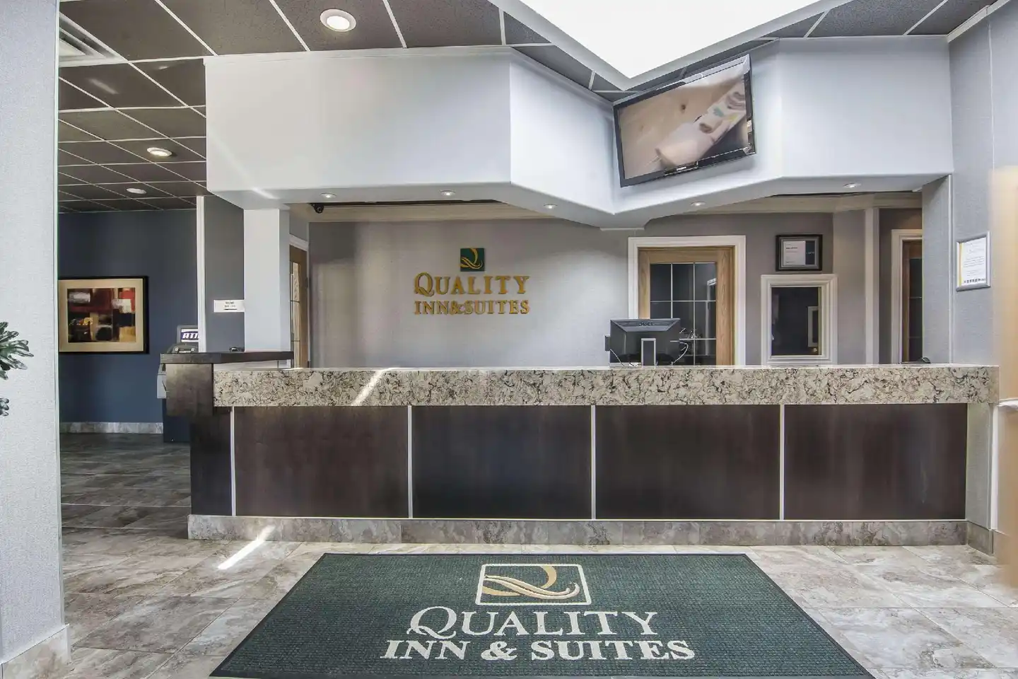 Quality Inn & Suites High Level Lobby