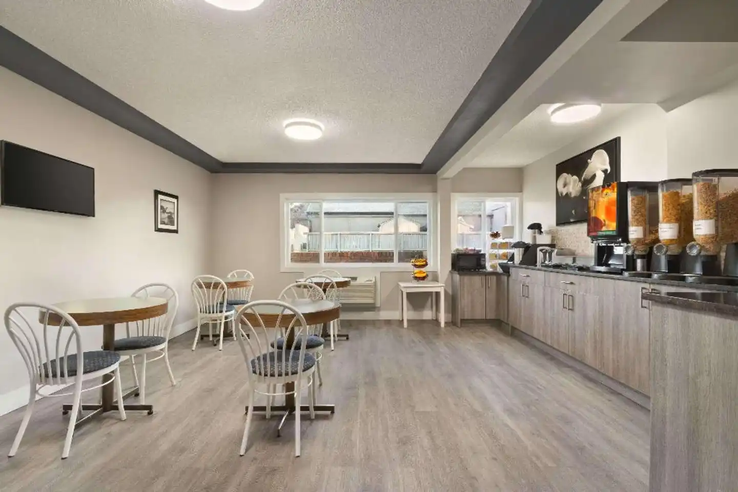 Travelodge by Wyndham Calgary South Bar