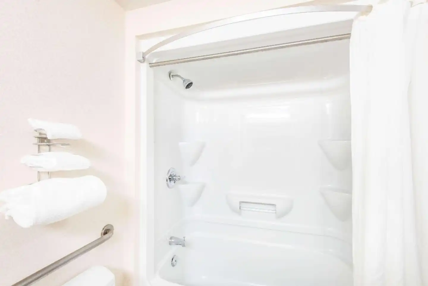 Super 8 by Wyndham Cornwall ON Badezimmer