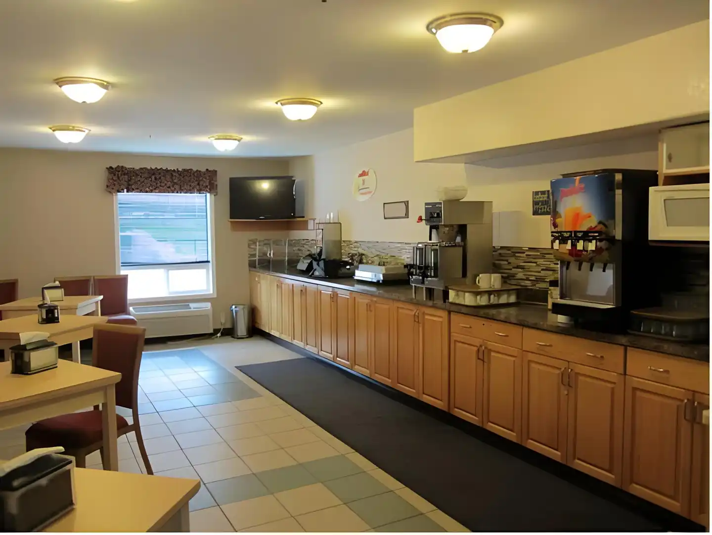 Super 8 by Wyndham Dawson Creek Bar