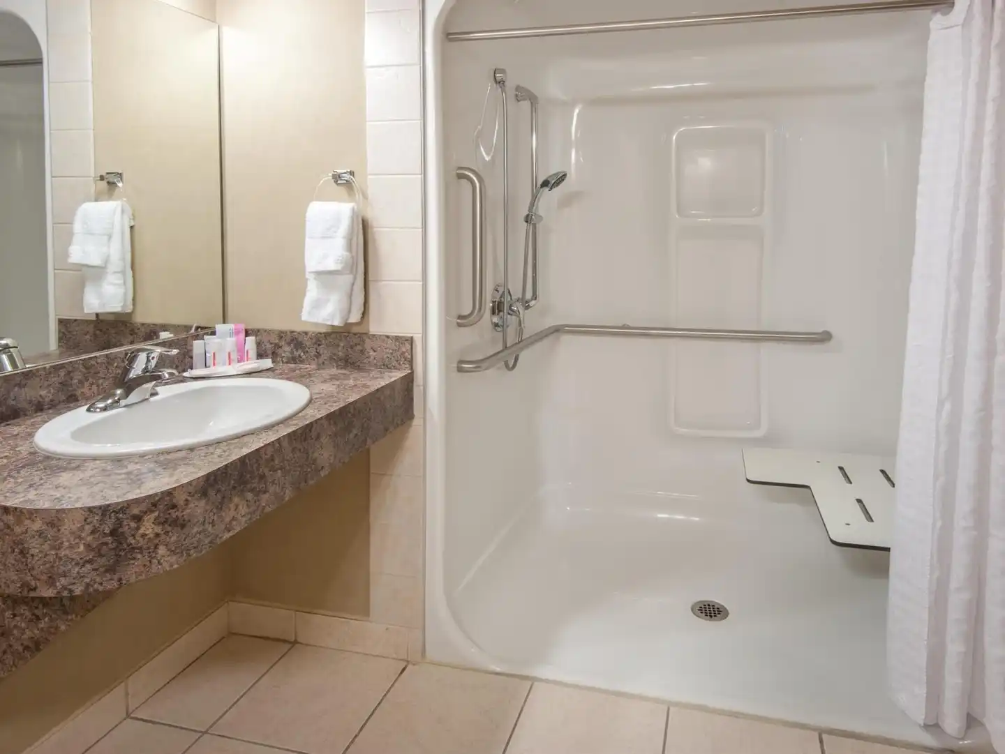 Ramada by Wyndham Drumheller Hotel & Suites Badezimmer