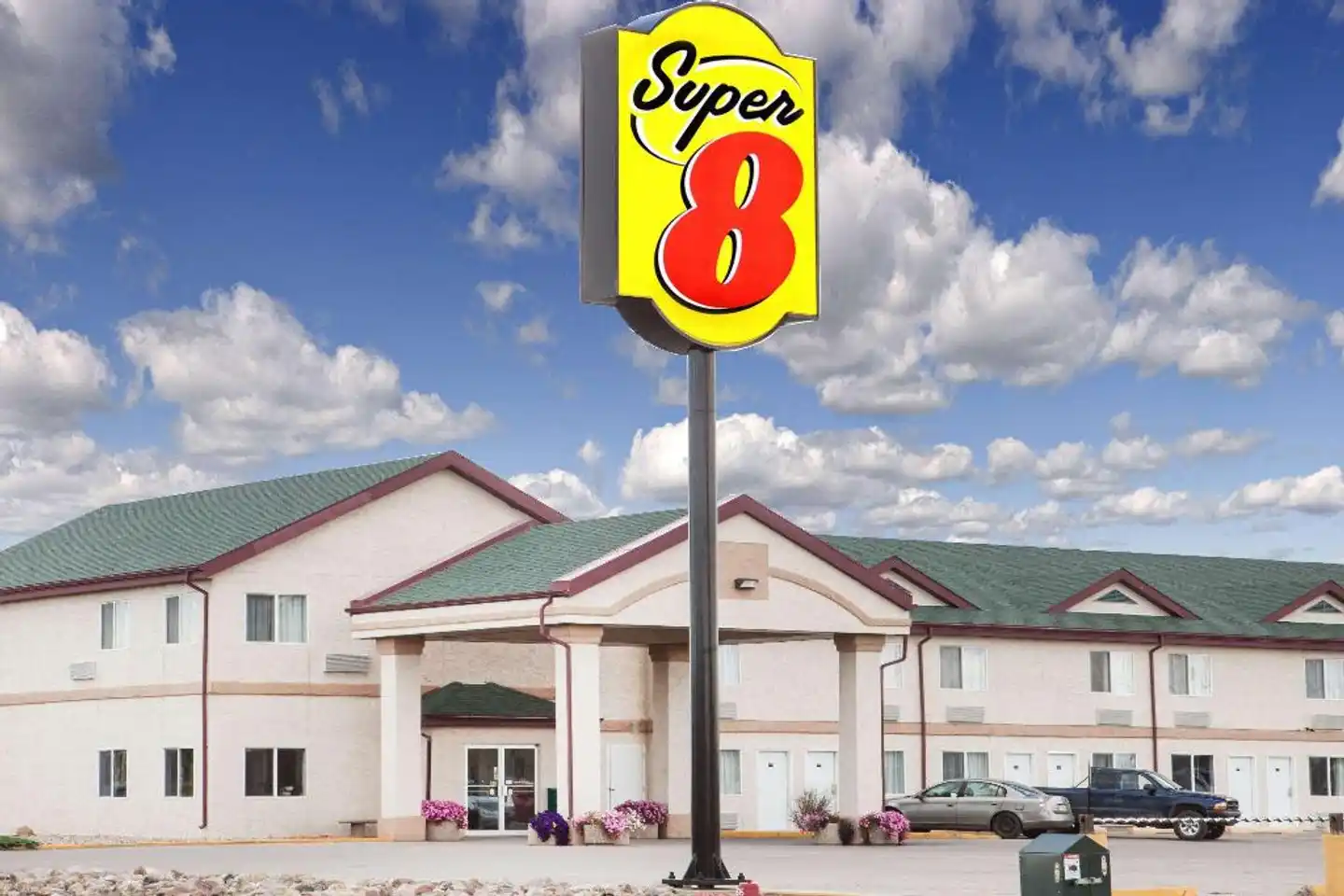 Super 8 by Wyndham Kindersley Aussenansicht