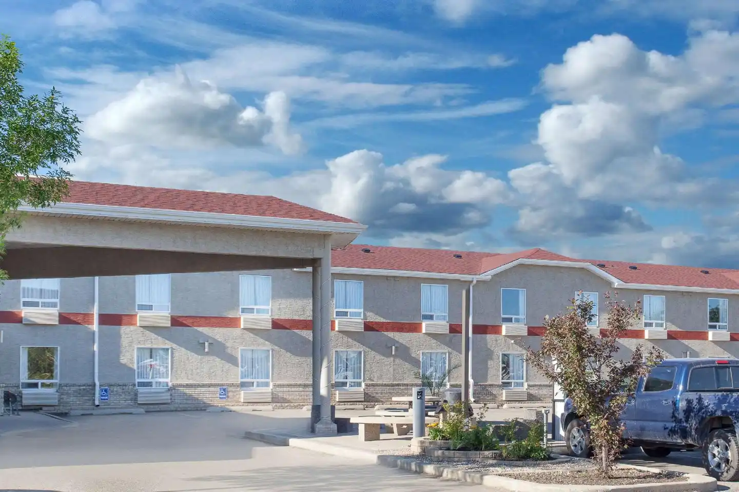 Super 8 by Wyndham Brandon MB Aussenansicht