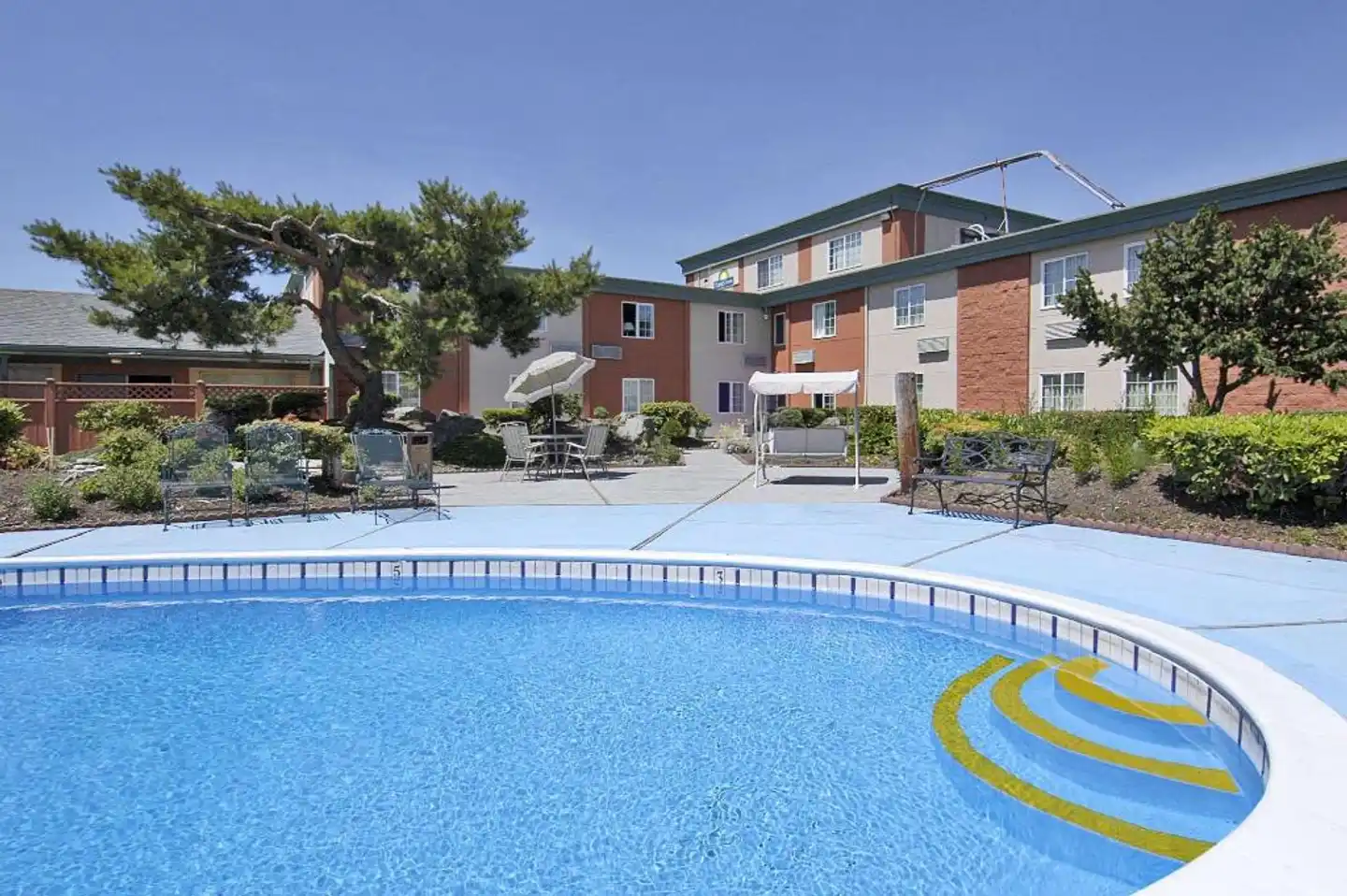 Days Inn by Wyndham Mt. Vernon Pool