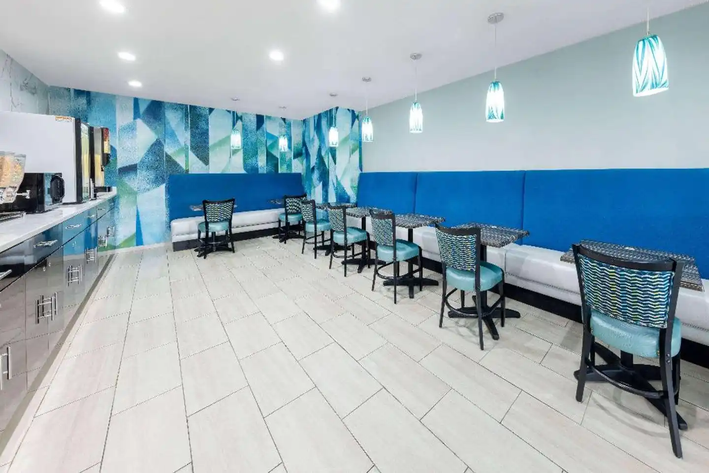 Days Inn by Wyndham Springville Bar