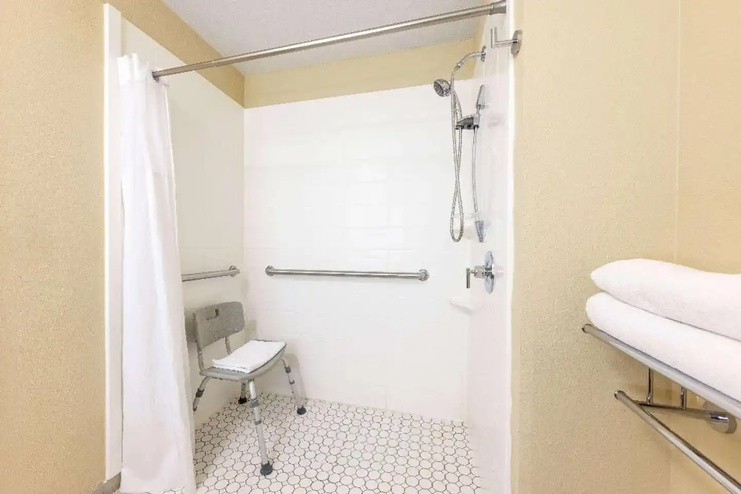 Days Inn by Wyndham Springville Badezimmer