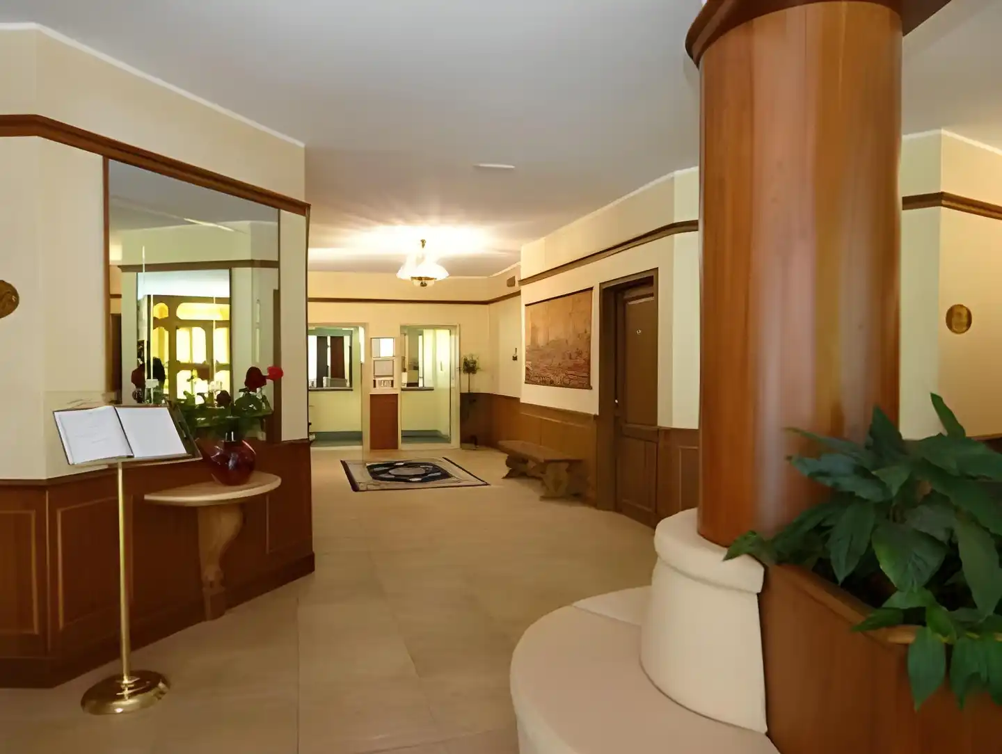 Valentino Lobby