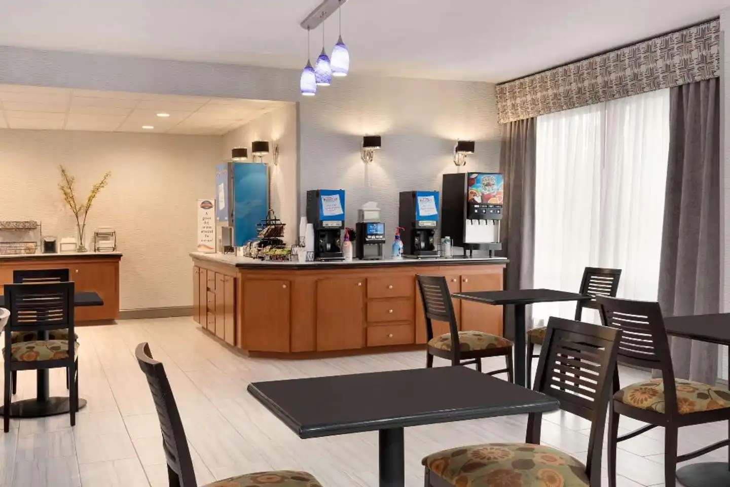 Baymont by Wyndham Nashville Bar