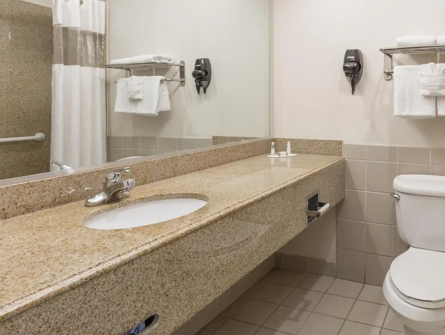 Baymont by Wyndham Galveston Badezimmer