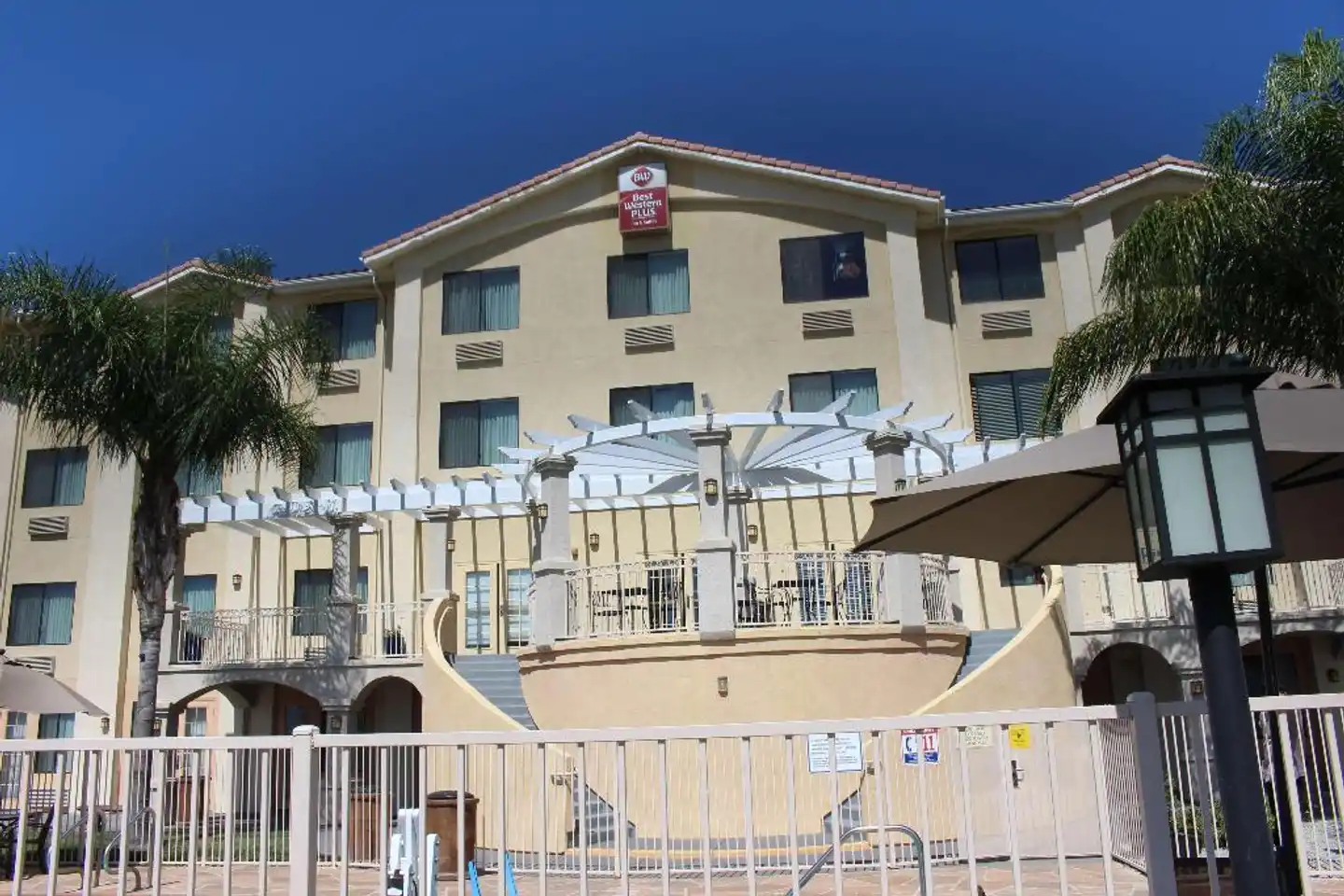 Best Western PLUS Lake Elsinore Inn & Suites Aussenansicht