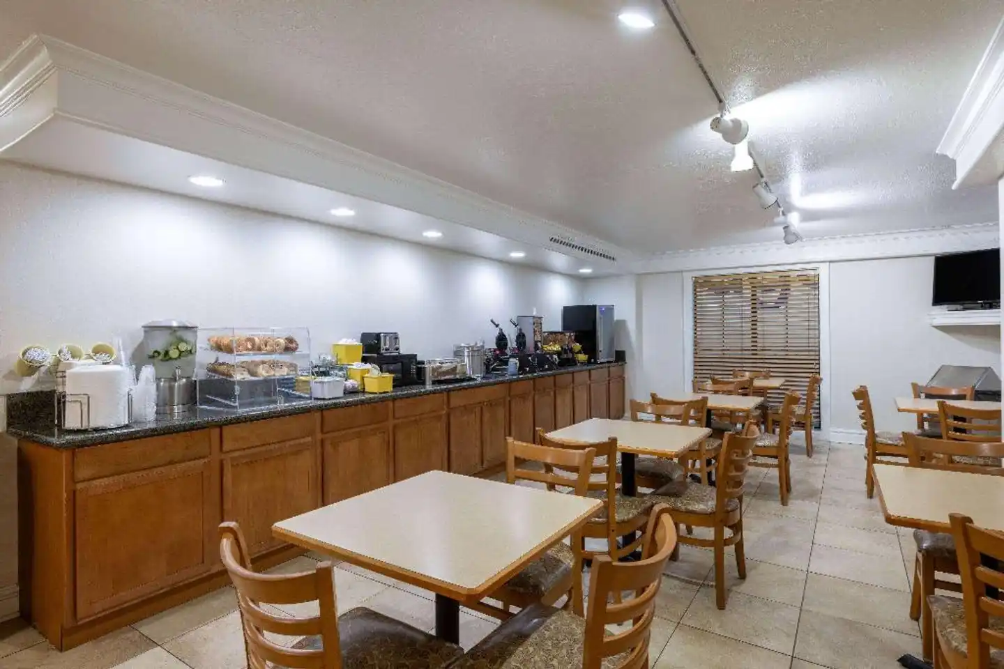 Days Inn by Wyndham Casper Bar