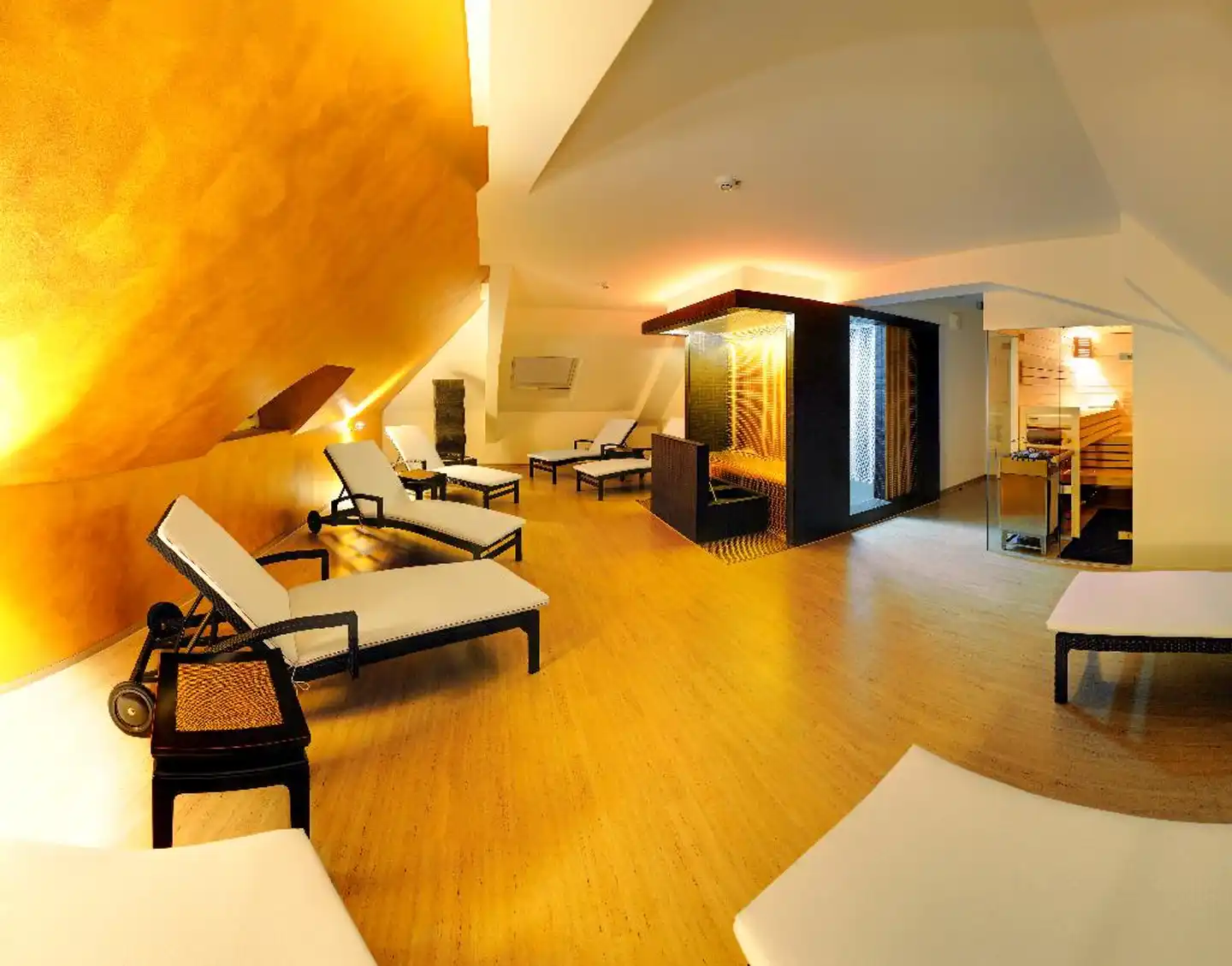 V8 Hotel Classic Motorworld Region Stuttgart Sport und Entertainment