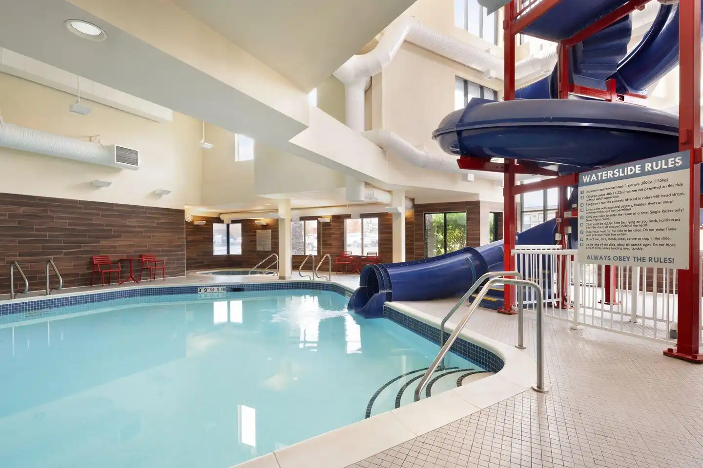 Fairfield Inn & Suites by Marriott West Kelowna Hallenbad