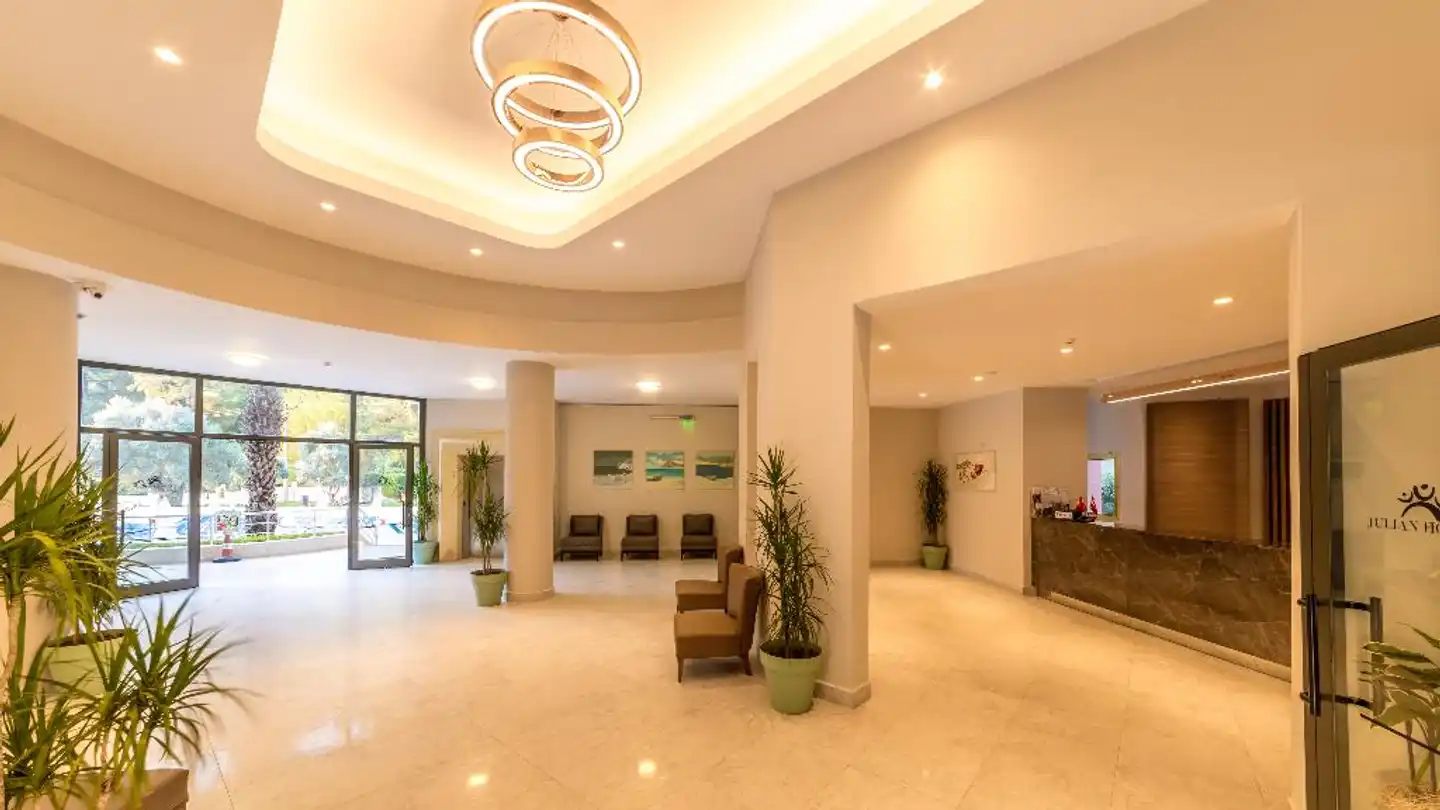 Julian Forest Suites Lobby