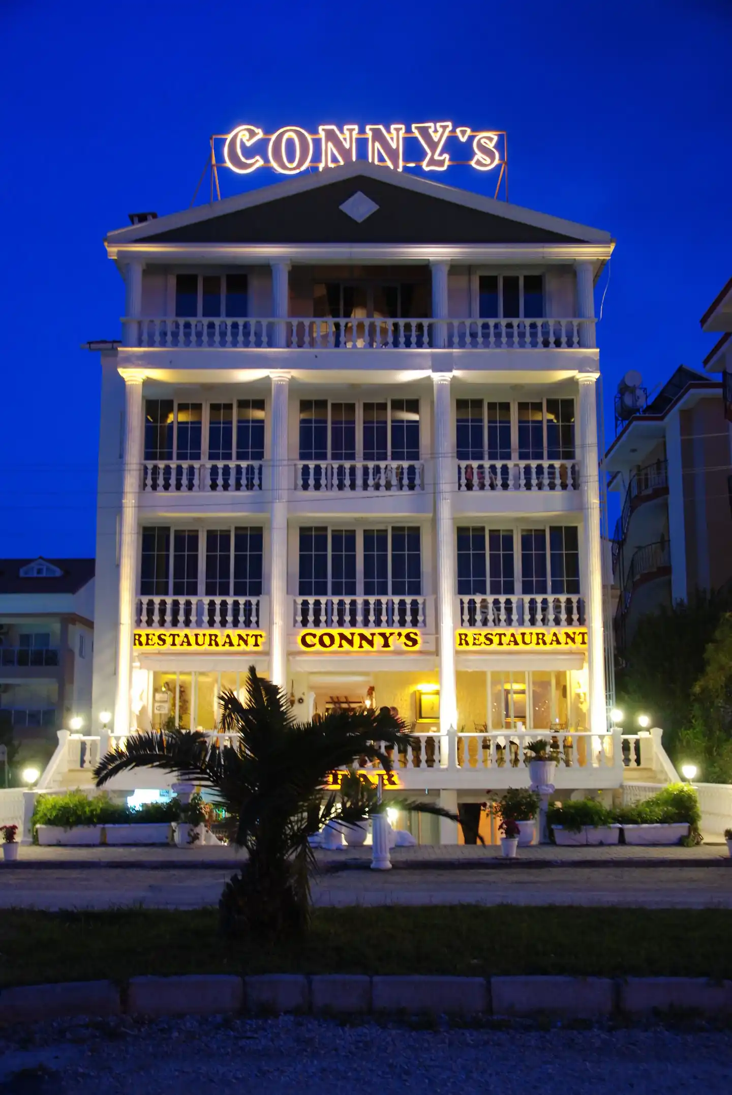 Conny's Hotel Aussenansicht