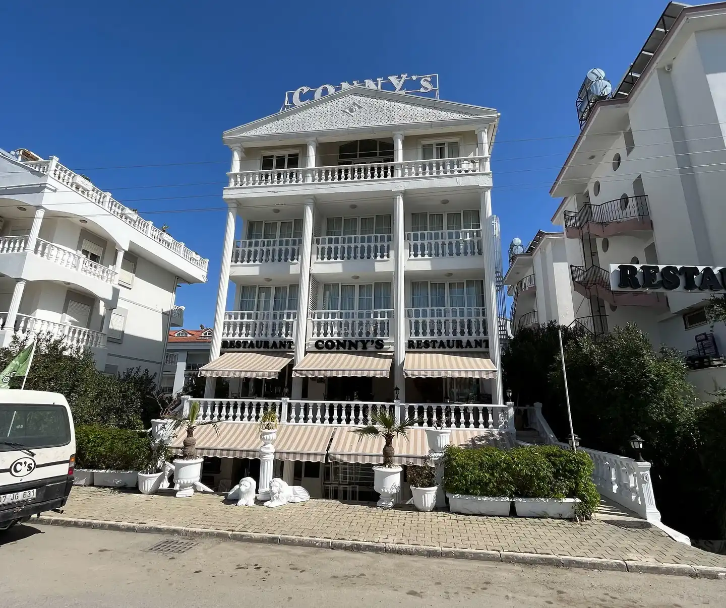 Conny's Hotel Aussenansicht