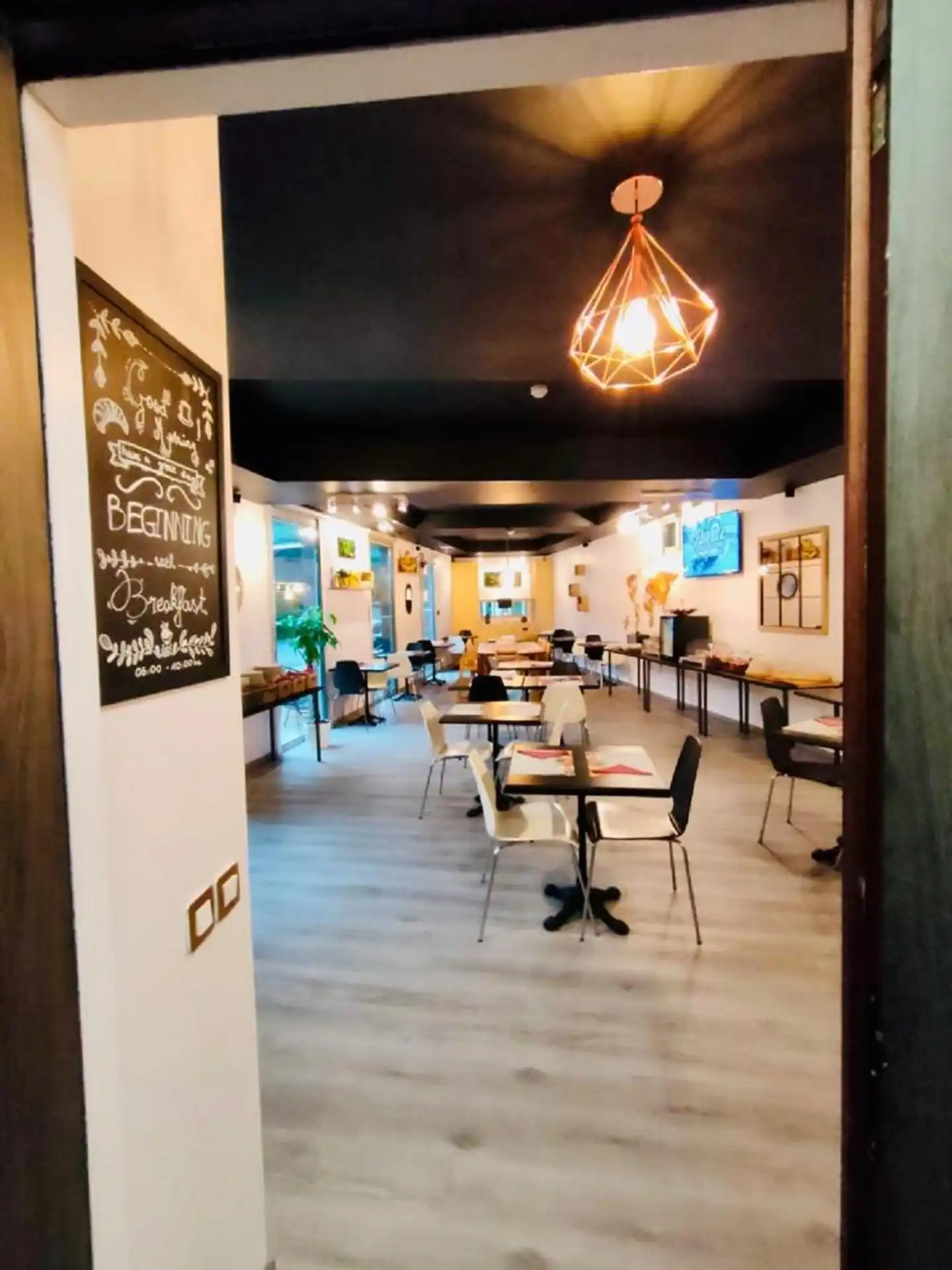 Standing Hotel Suites by Actisource Restaurant