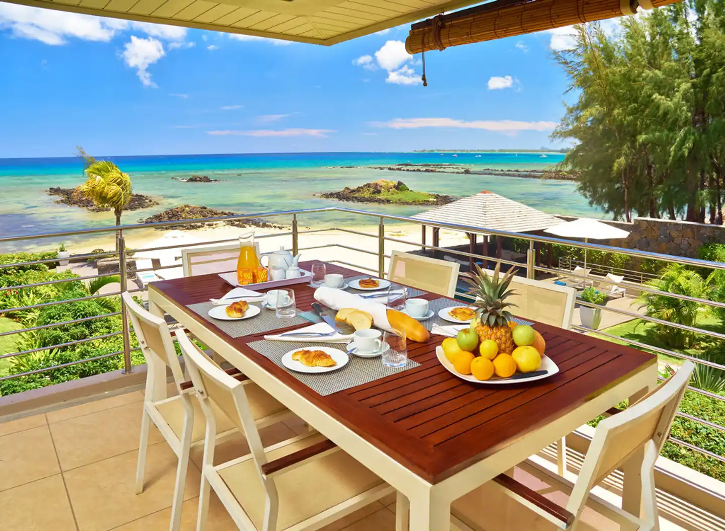 Bon Azur Beachfront Suites & Penthouses by LOV Restaurant