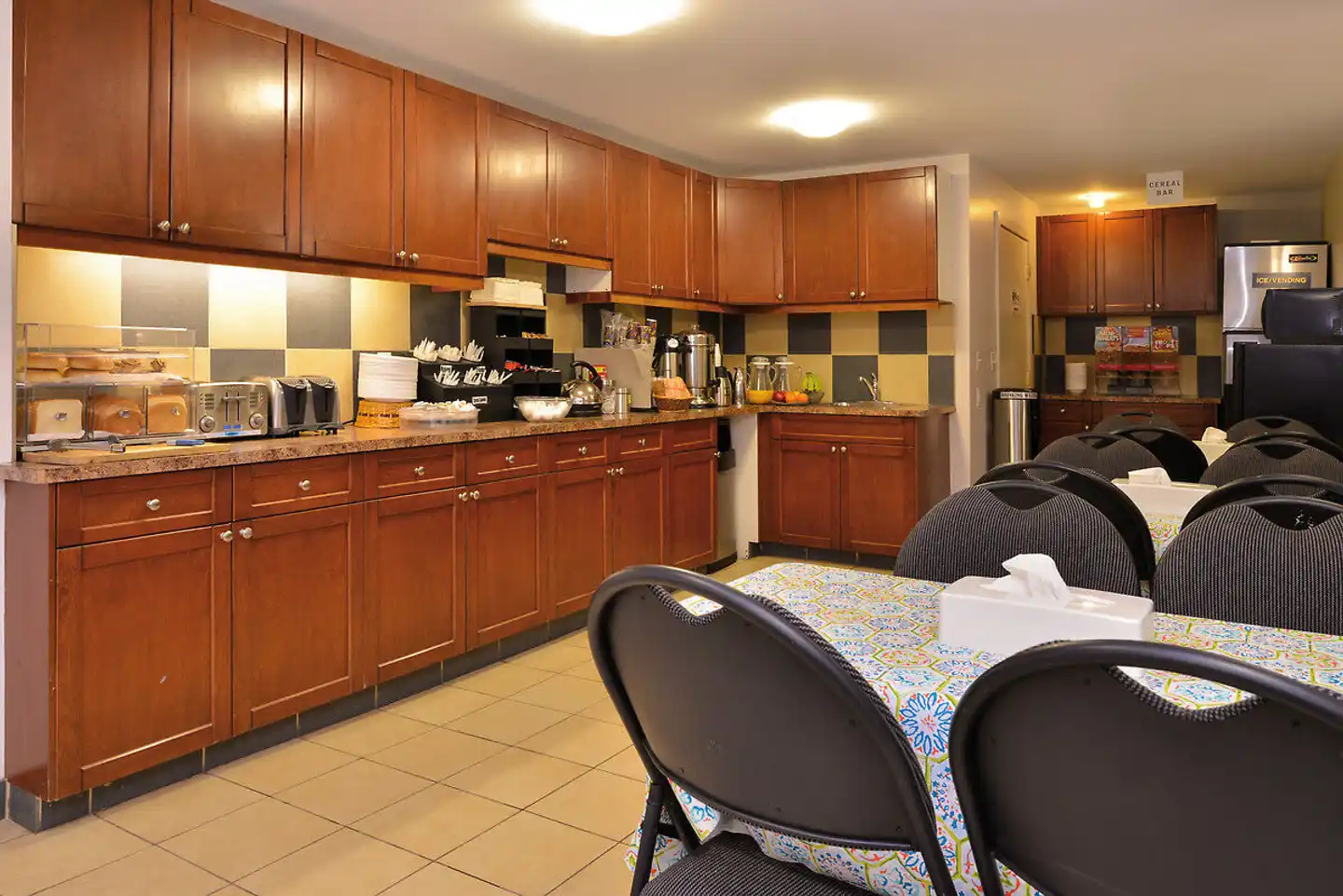 Econo Lodge Inn & Suites Bar
