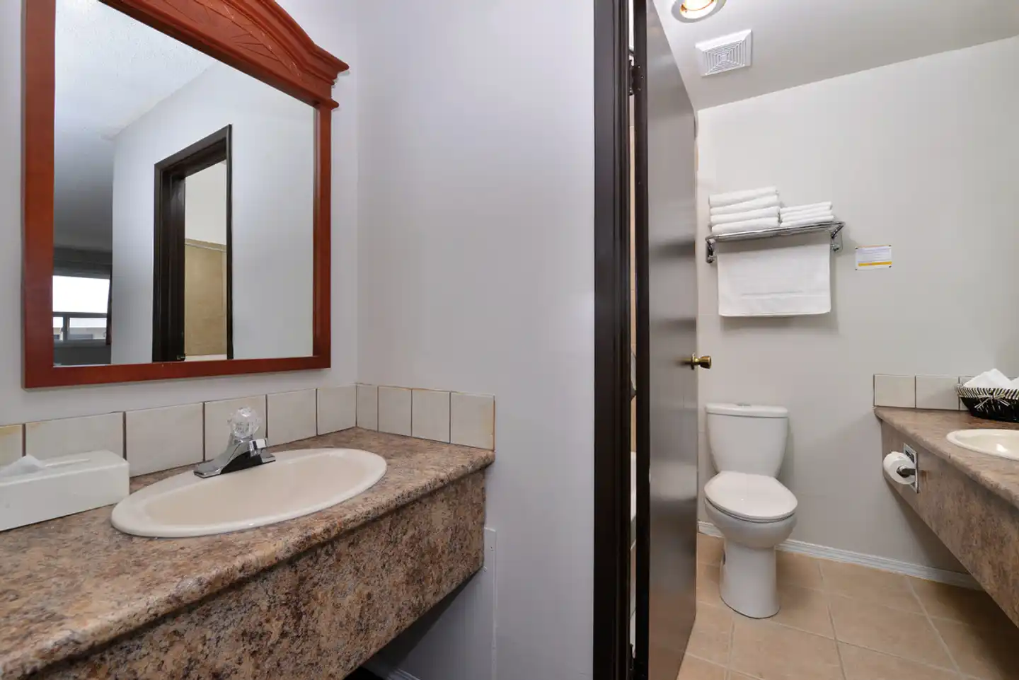 Econo Lodge Inn & Suites Badezimmer