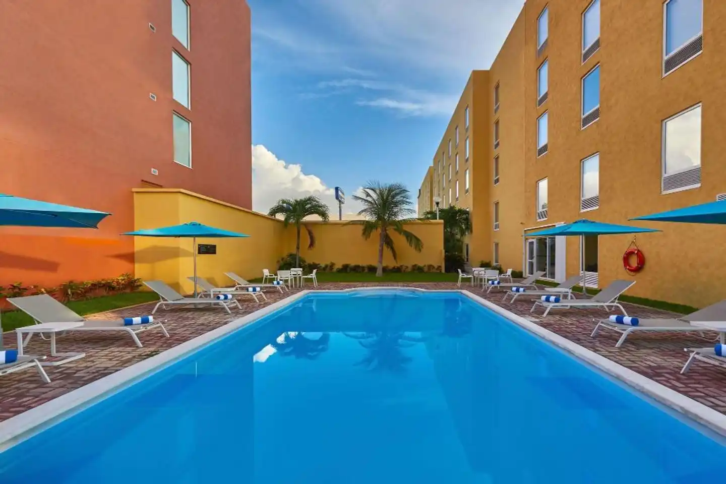 City Express Junior Cancún Pool