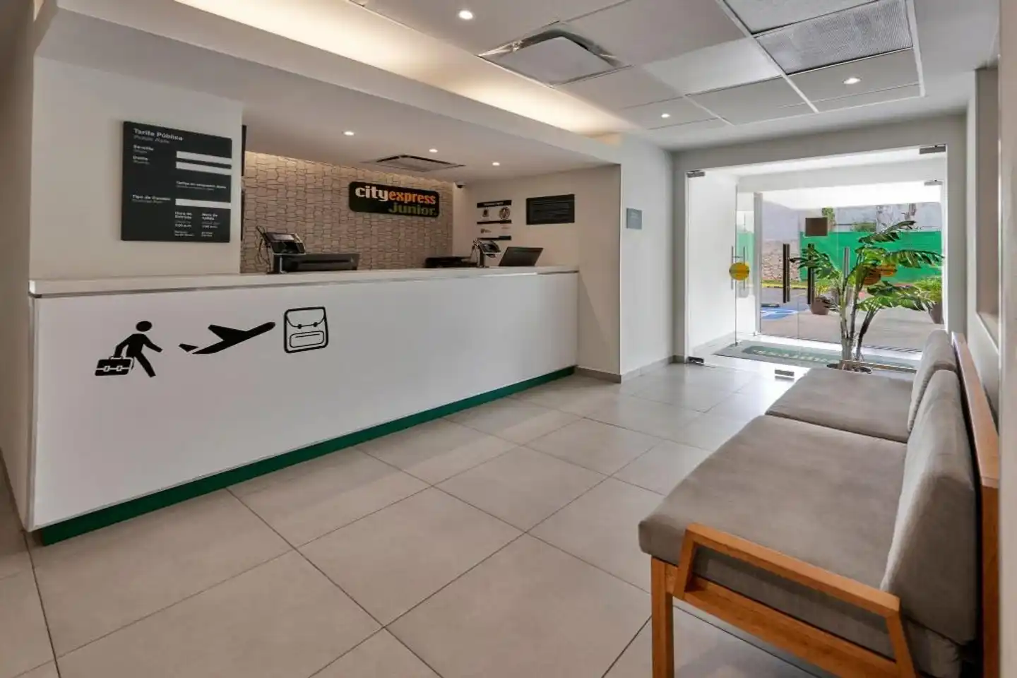 City Express Junior Cancún Lobby
