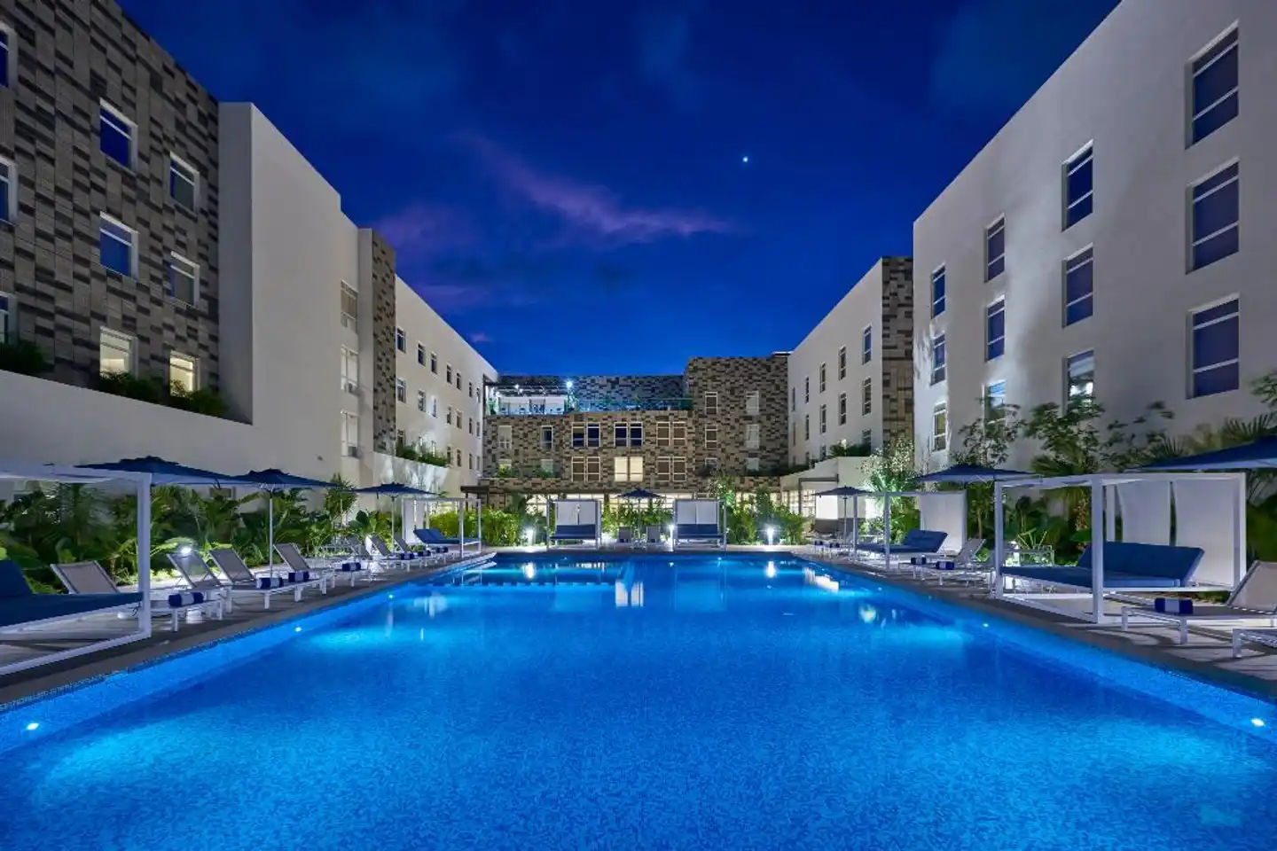 City Express Suites Cancún Aeropuerto Pool