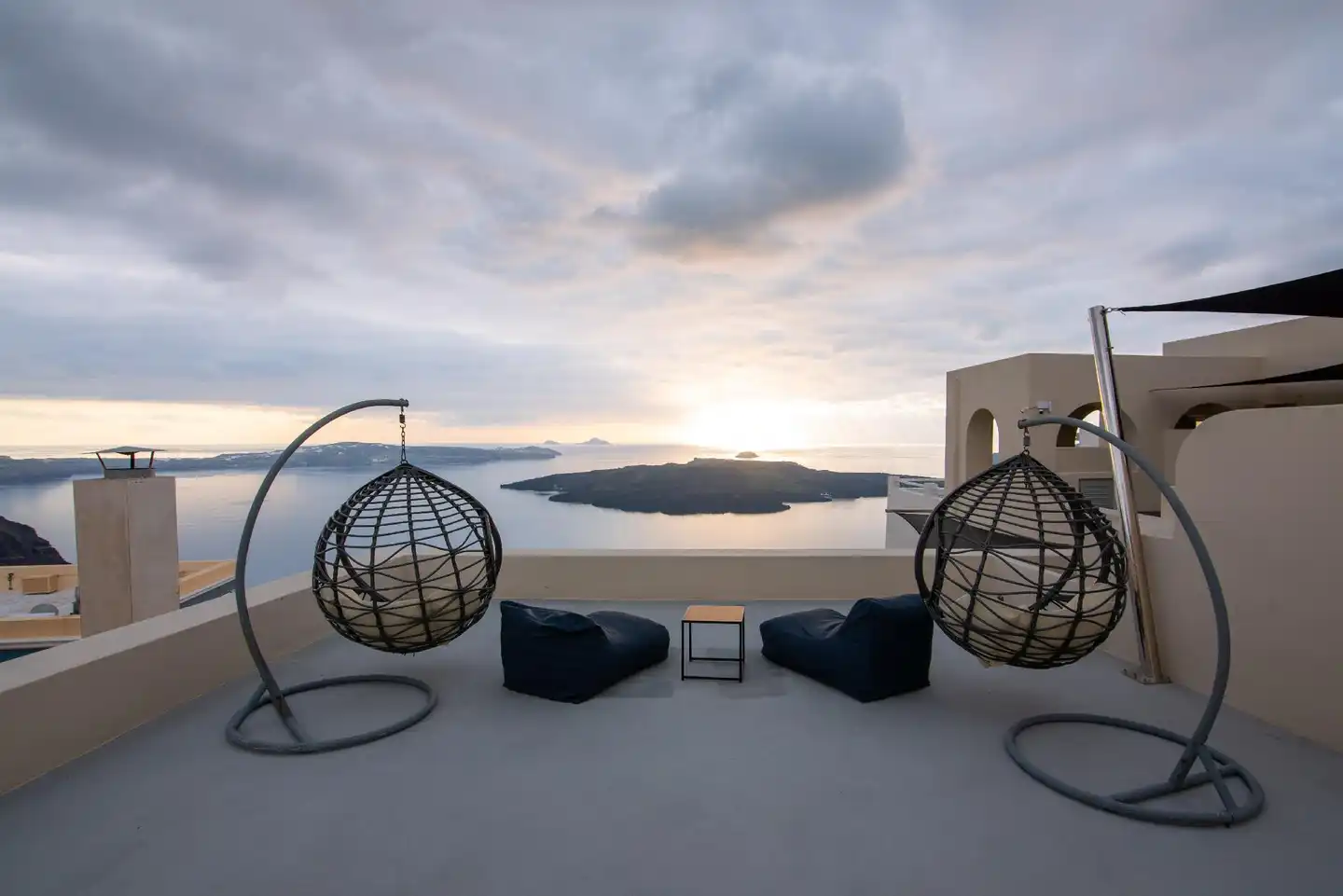 Caldera Cliff Illusion Suites Terrasse