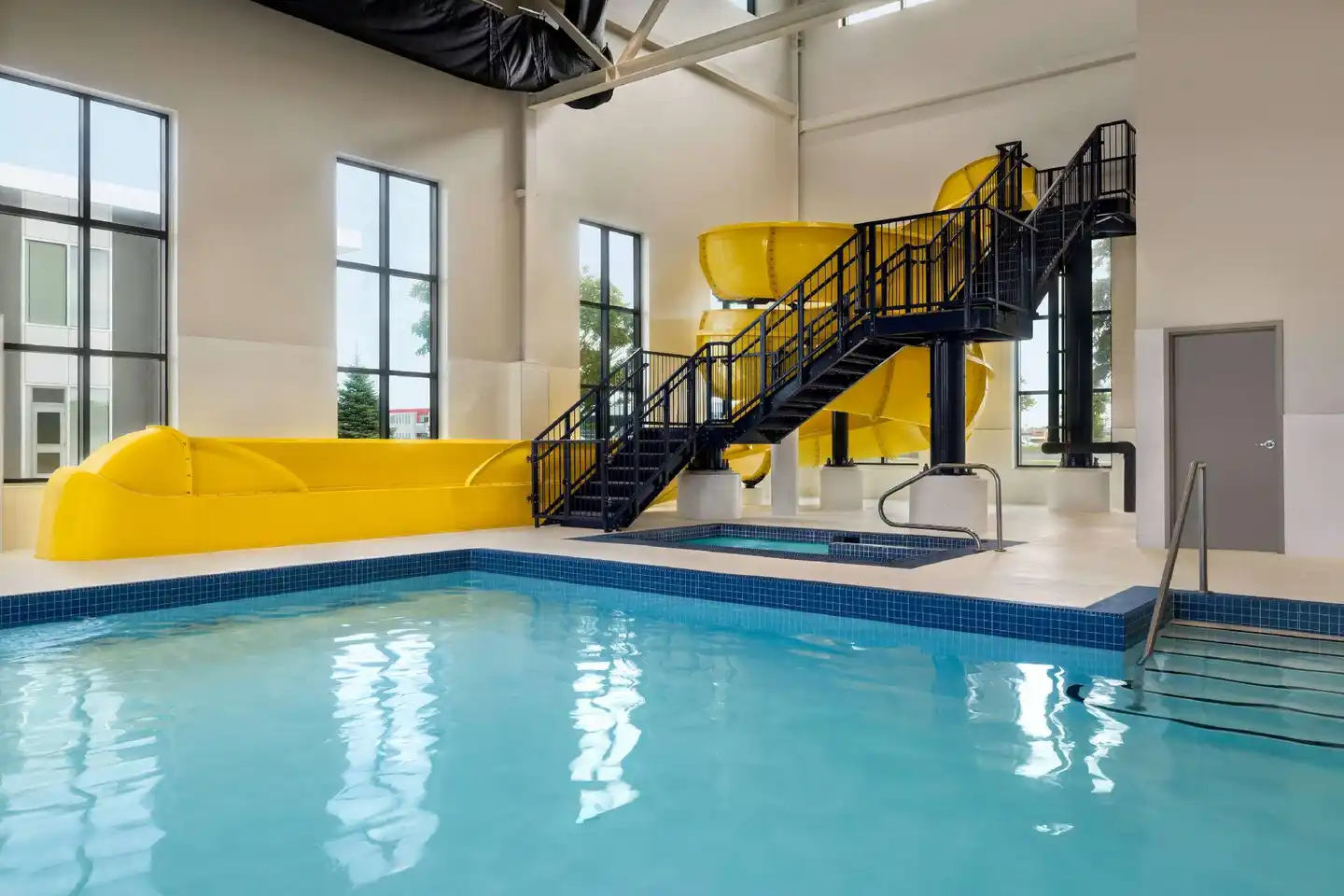 Microtel Inn & Suites Montreal Airport - Dorval QC Hallenbad