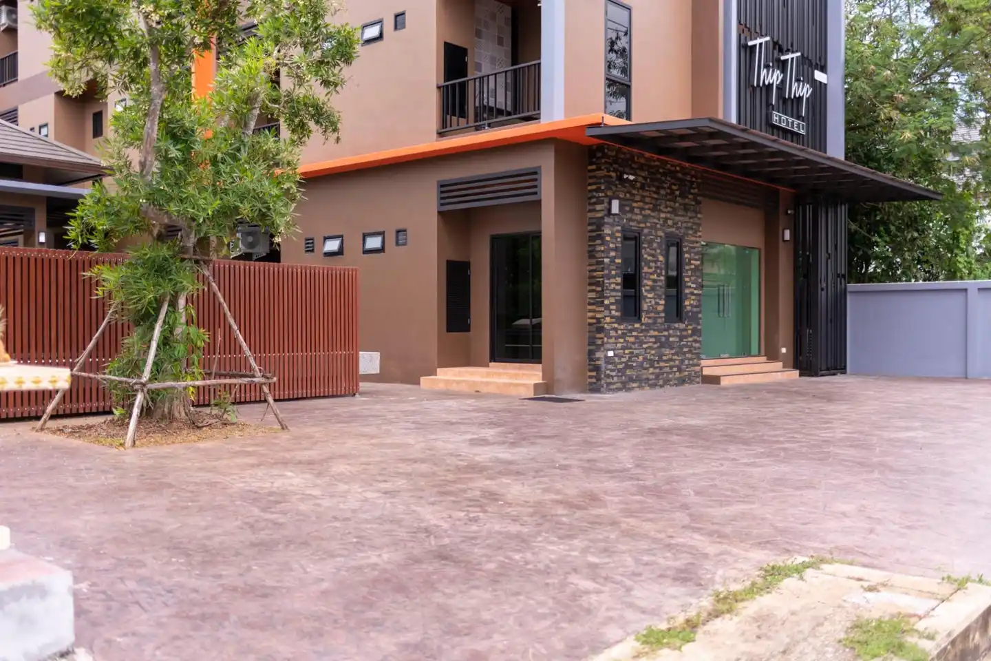 Thip Thip Hotel Aussenansicht