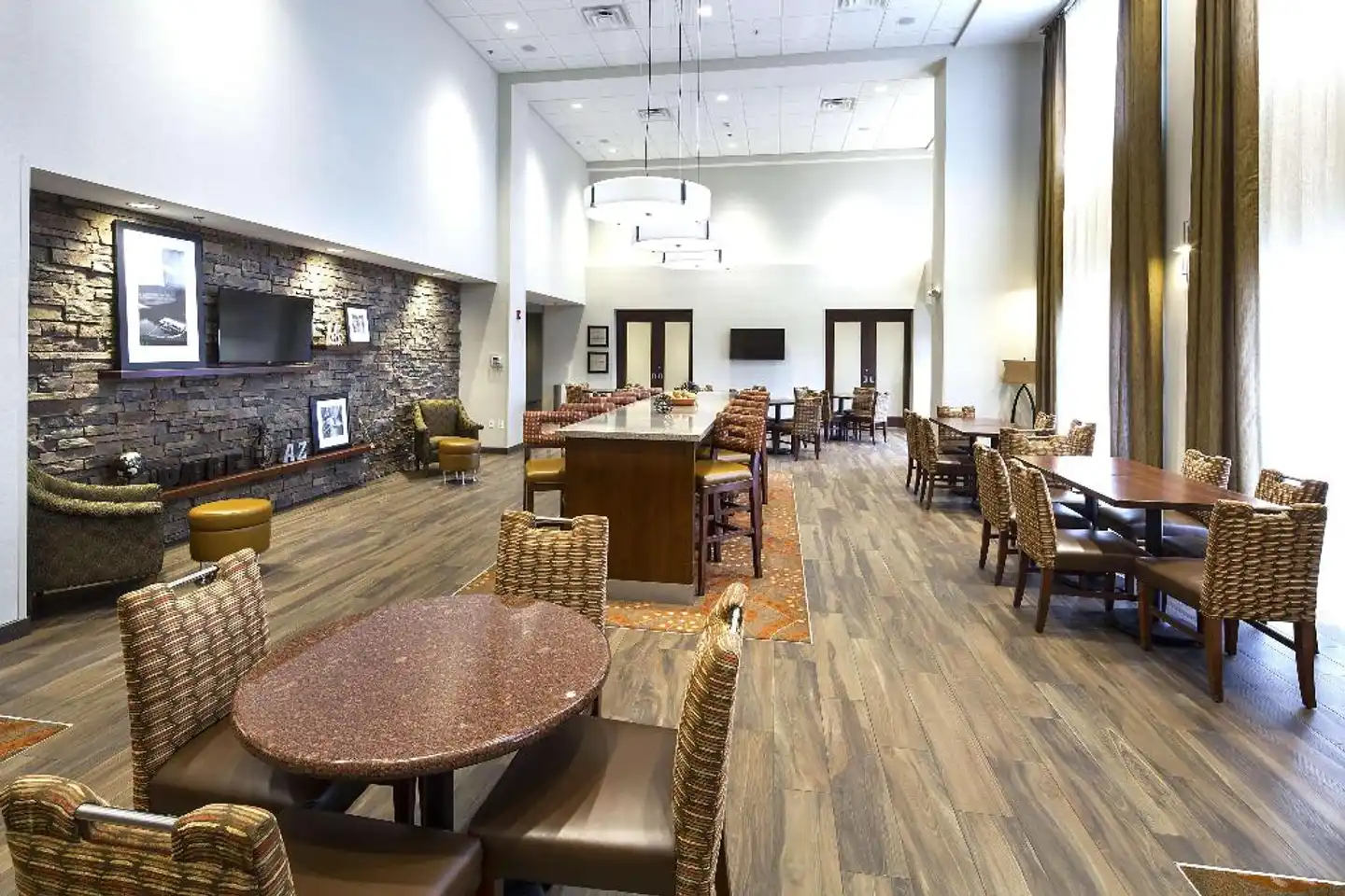 Hampton Inn & Suites Page - Lake Powell Bar