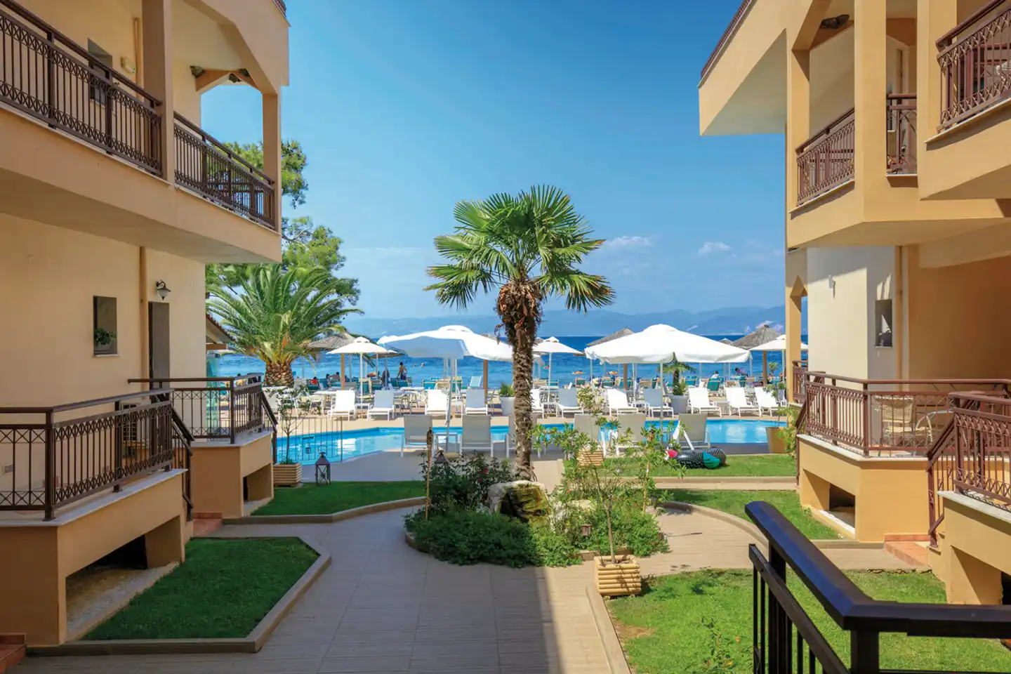 Mediterranean Beach Hotel Aussenansicht