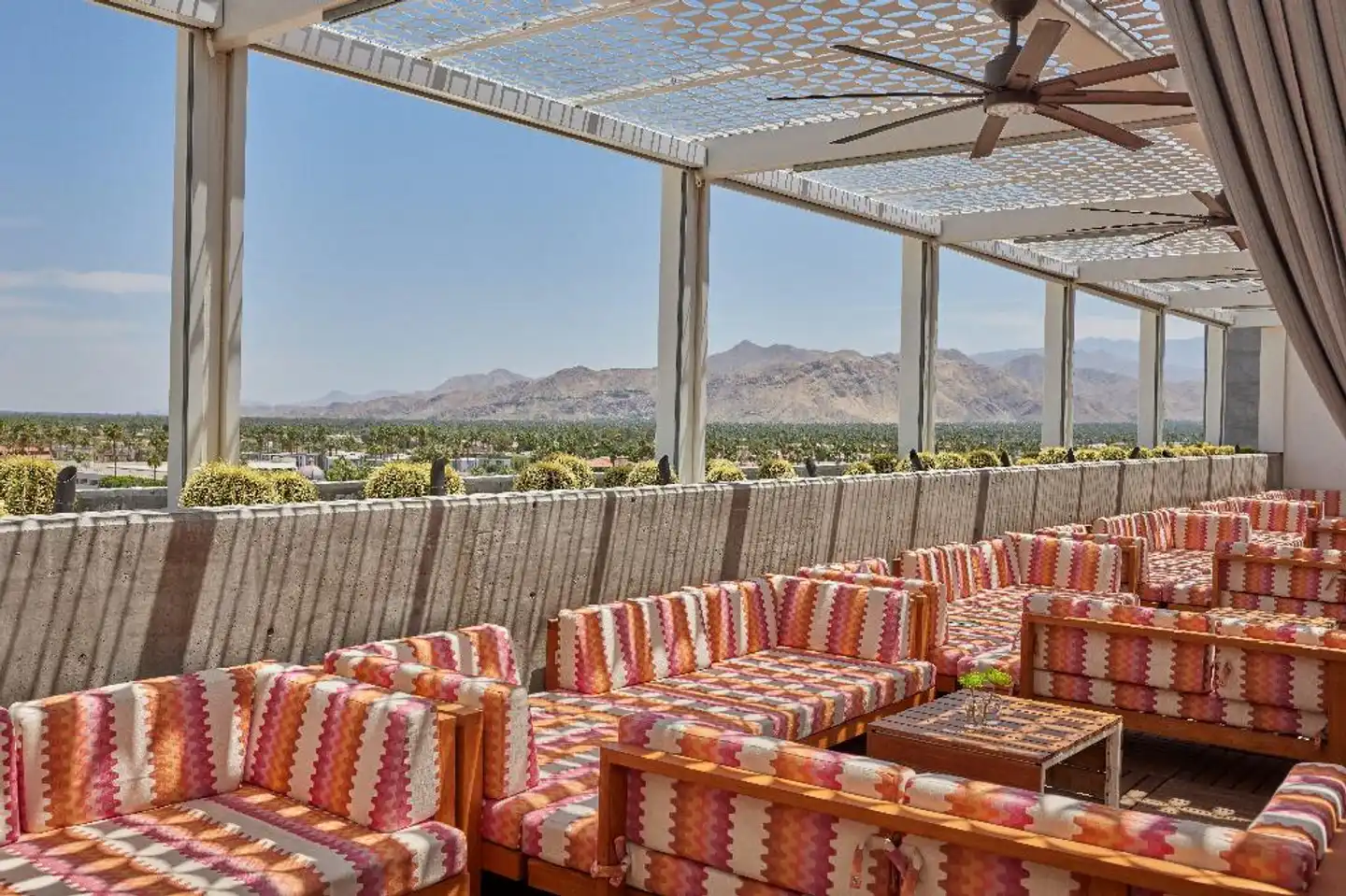 The Rowan Palm Springs Terrasse