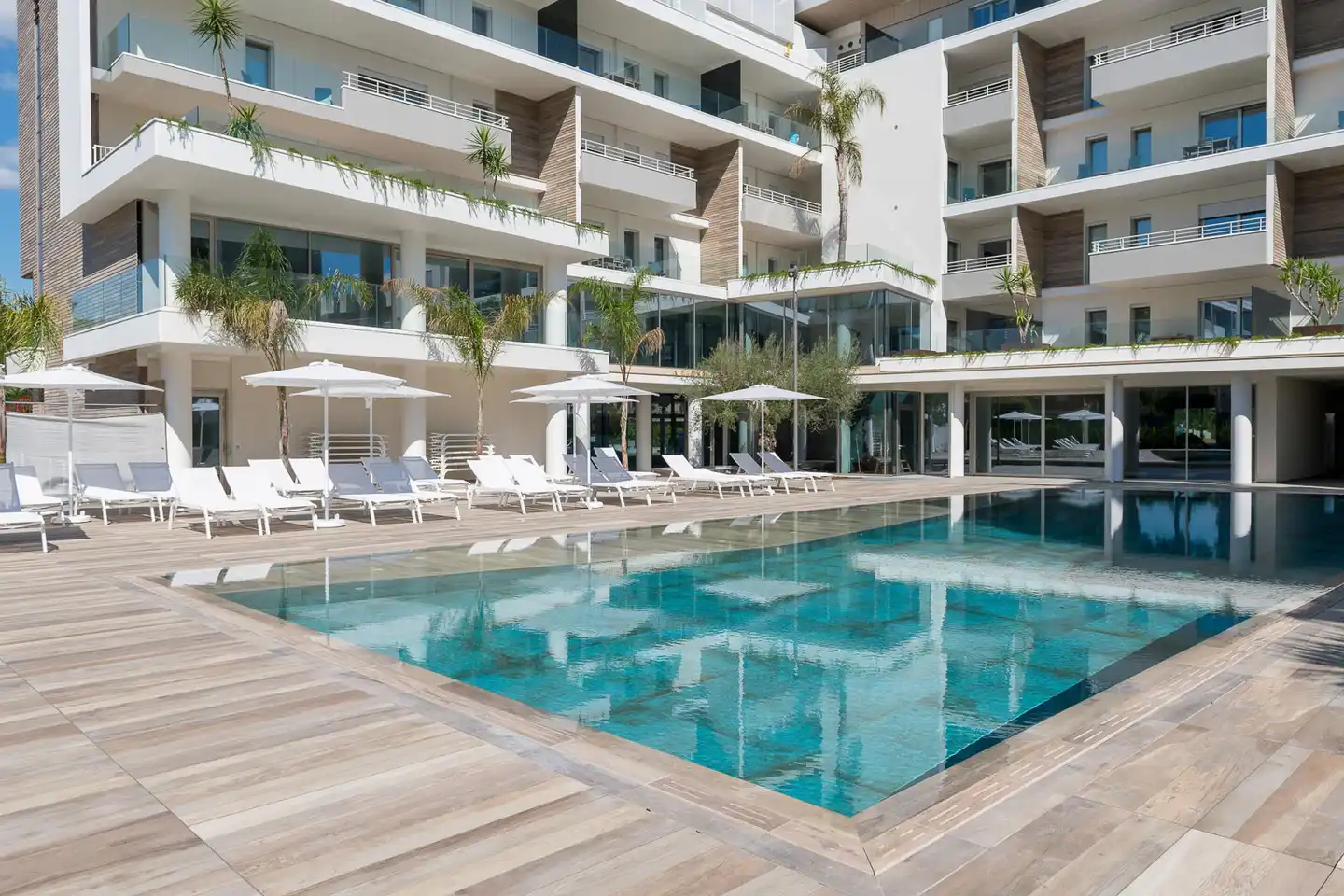 YOUMAMI Suite Hotel Pool
