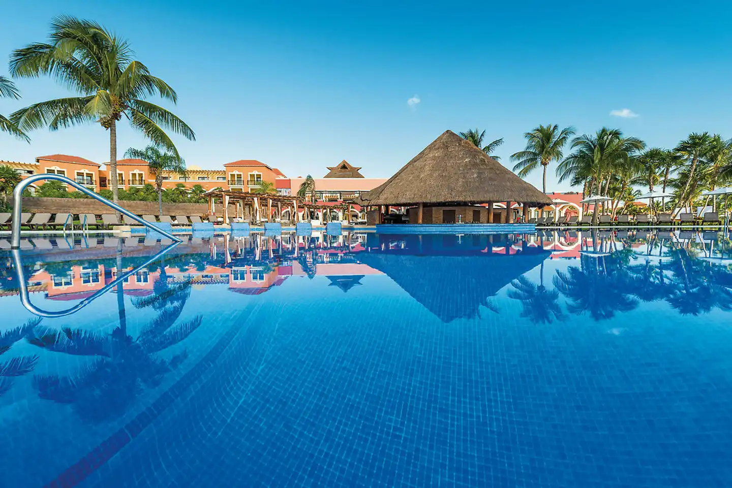 El Beso at Ocean Coral & Turquesa Pool
