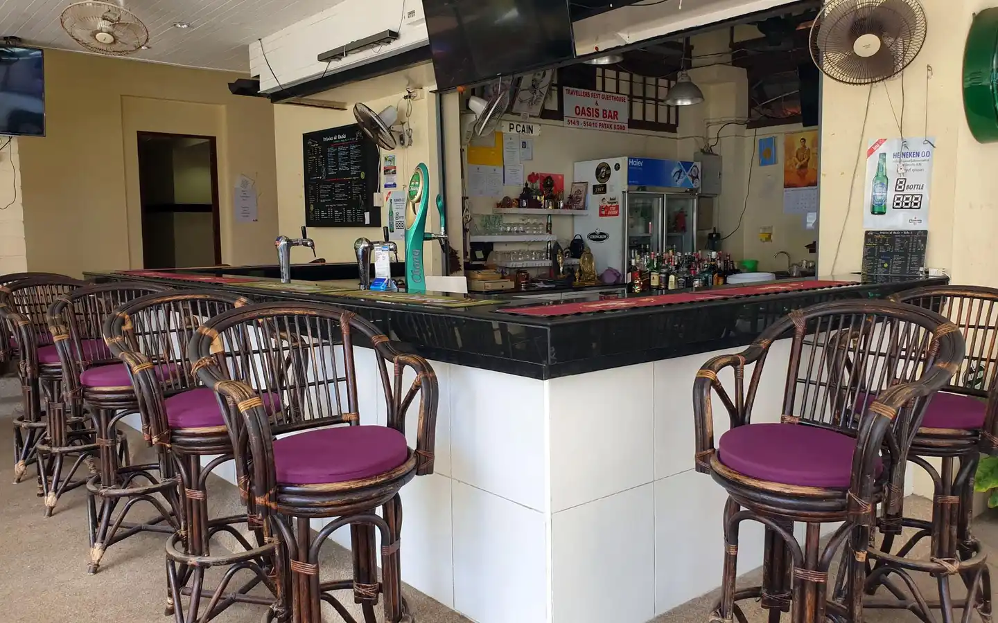 Oasis Hostel and Bar Bar