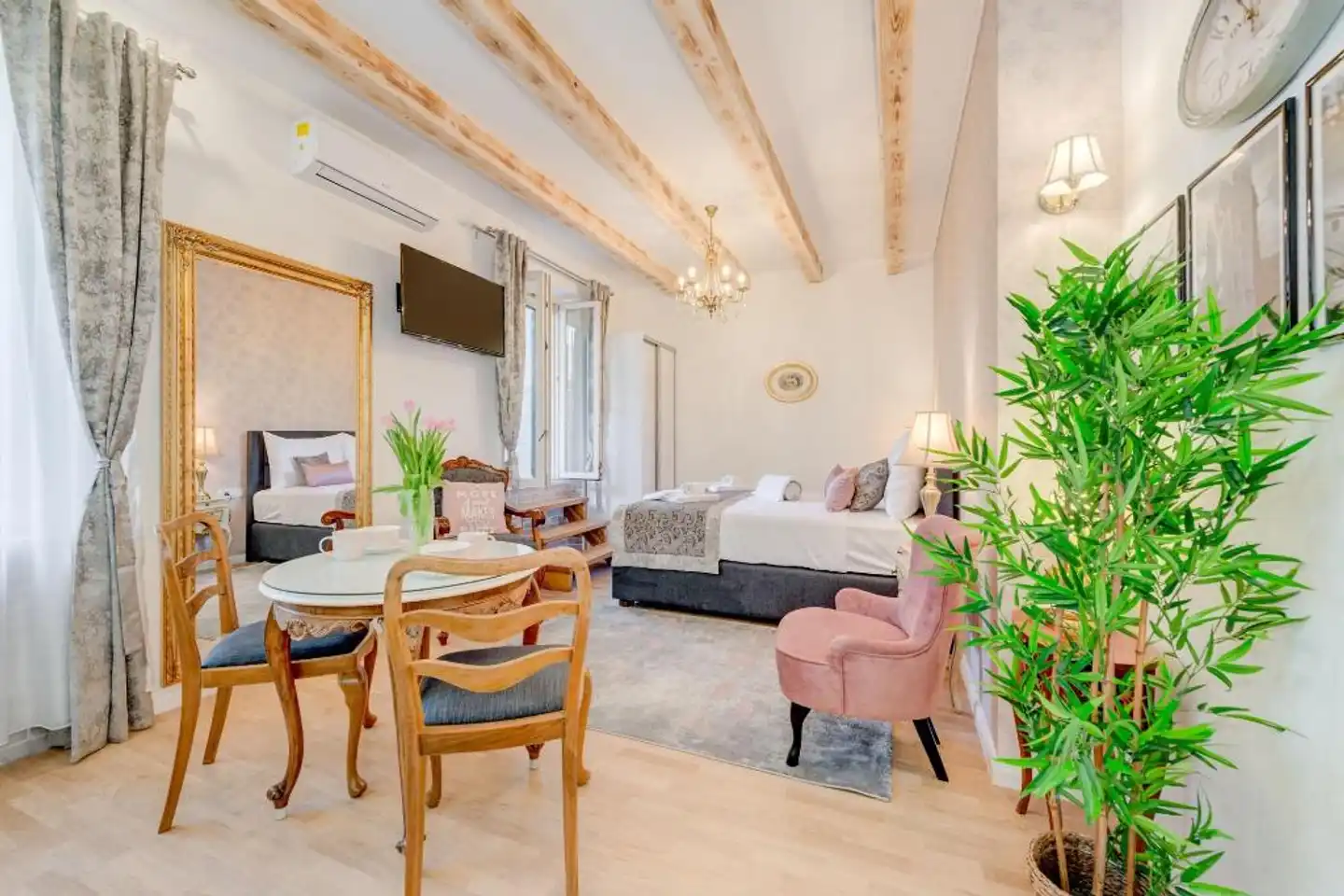 Le Monde Luxury Accommodation Lobby