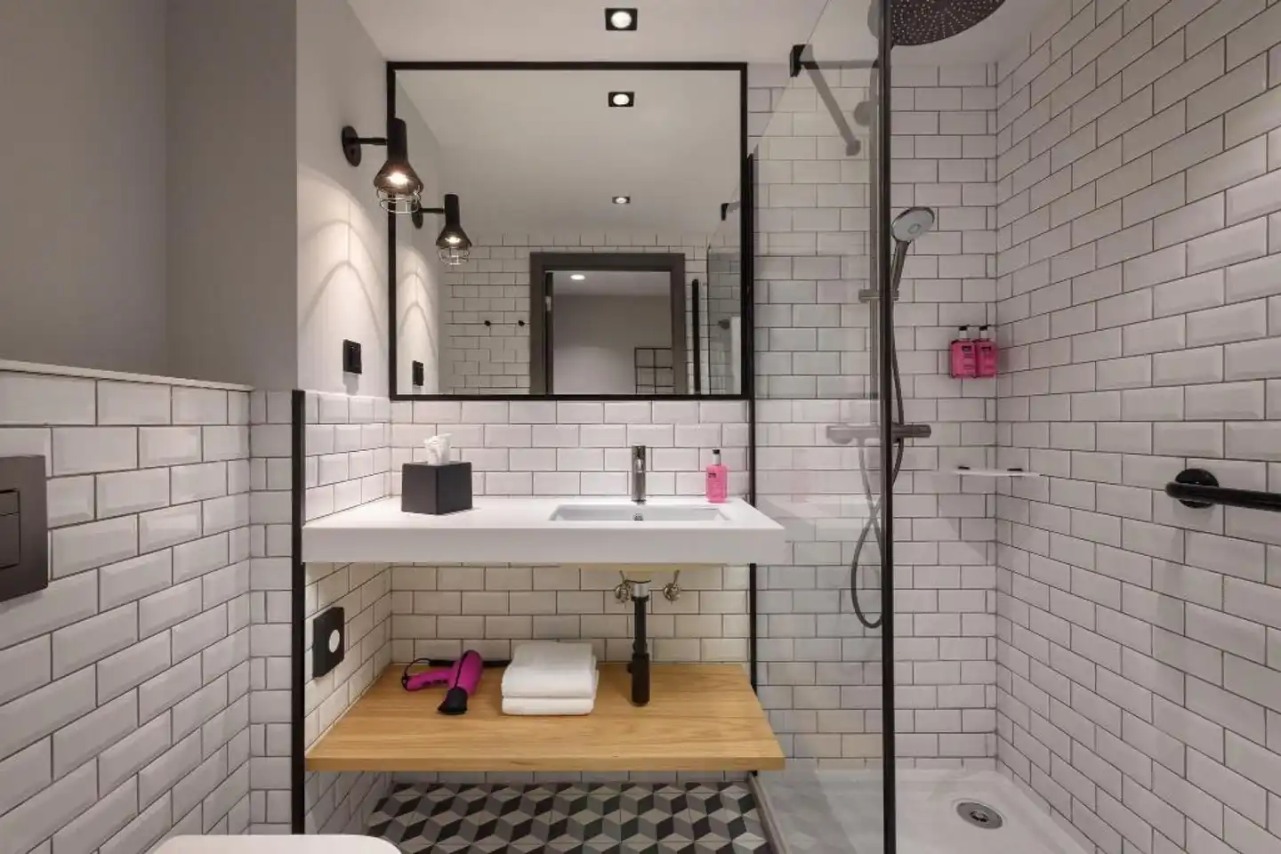 Moxy Lisbon City Badezimmer