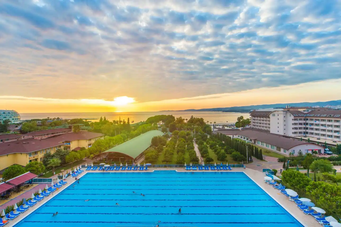 Lonicera World Hotel Pool