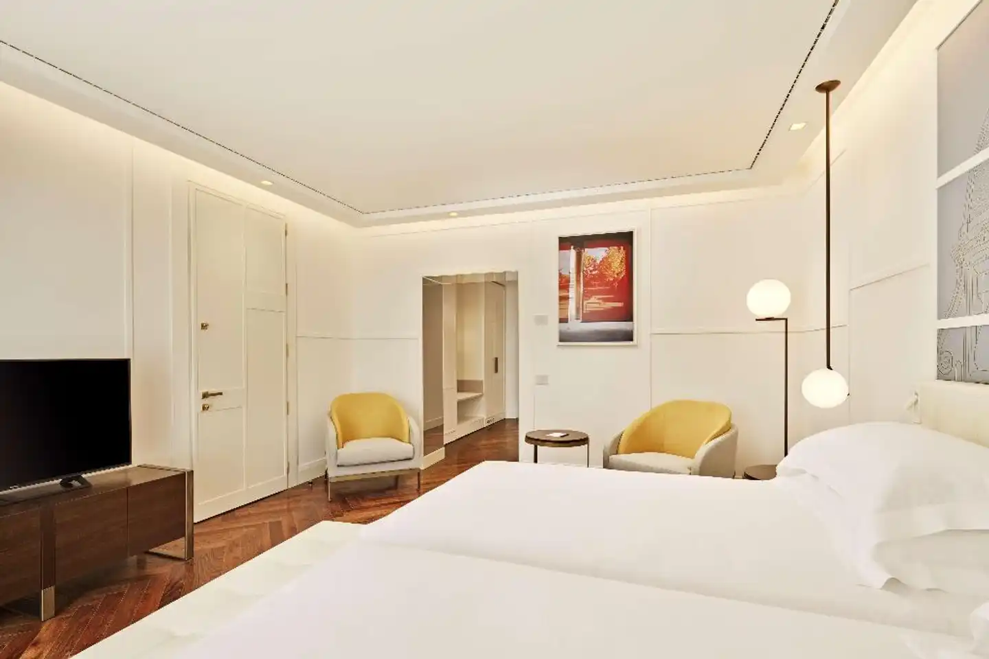 The Britannique Naples, Curio Collection by Hilton Wohnbeispiel