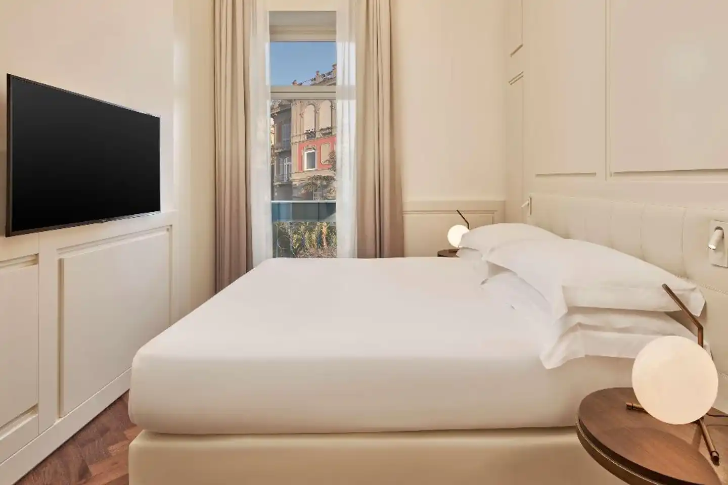The Britannique Naples, Curio Collection by Hilton Wohnbeispiel