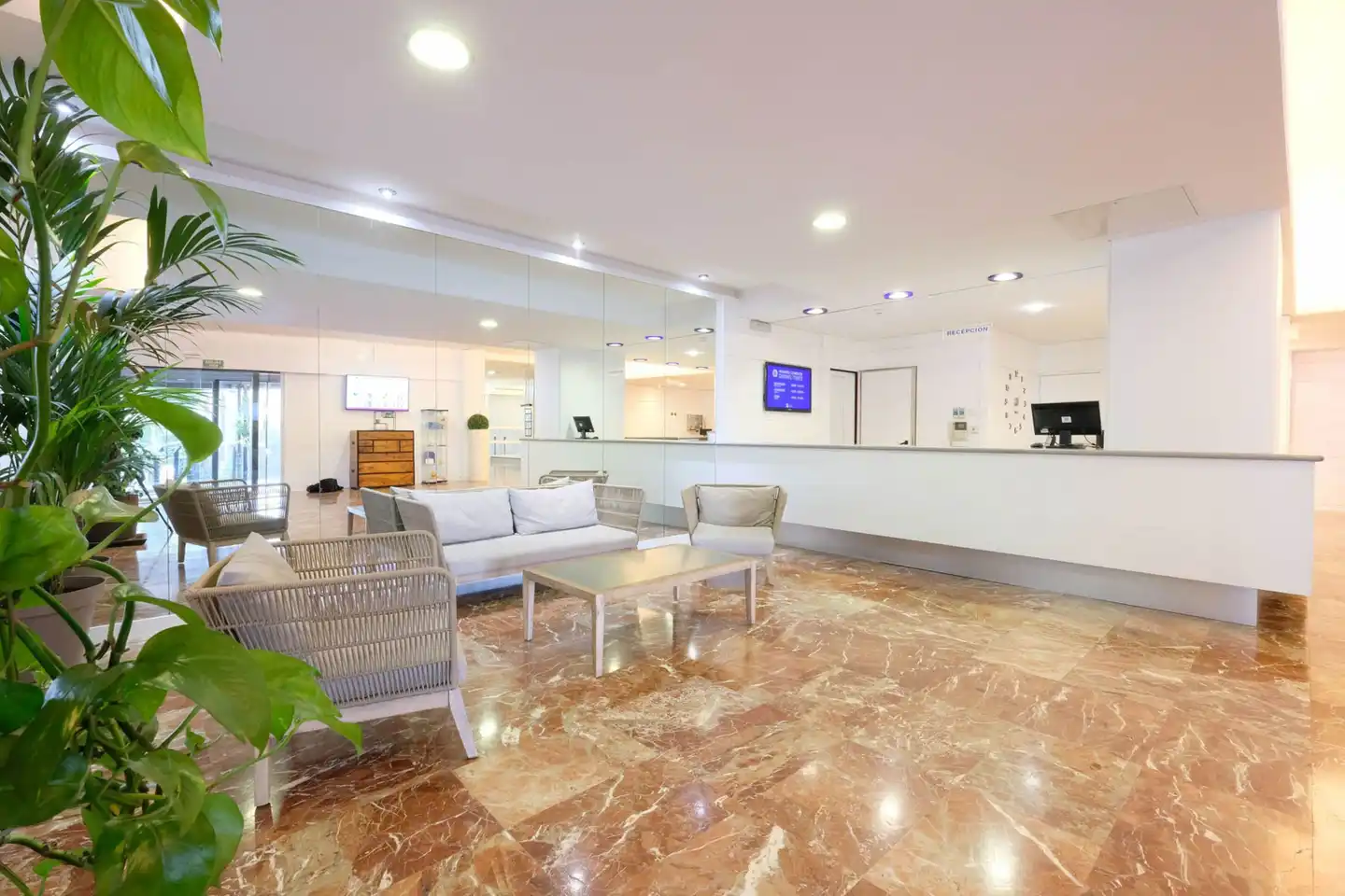 azuLine Bergantin Lobby